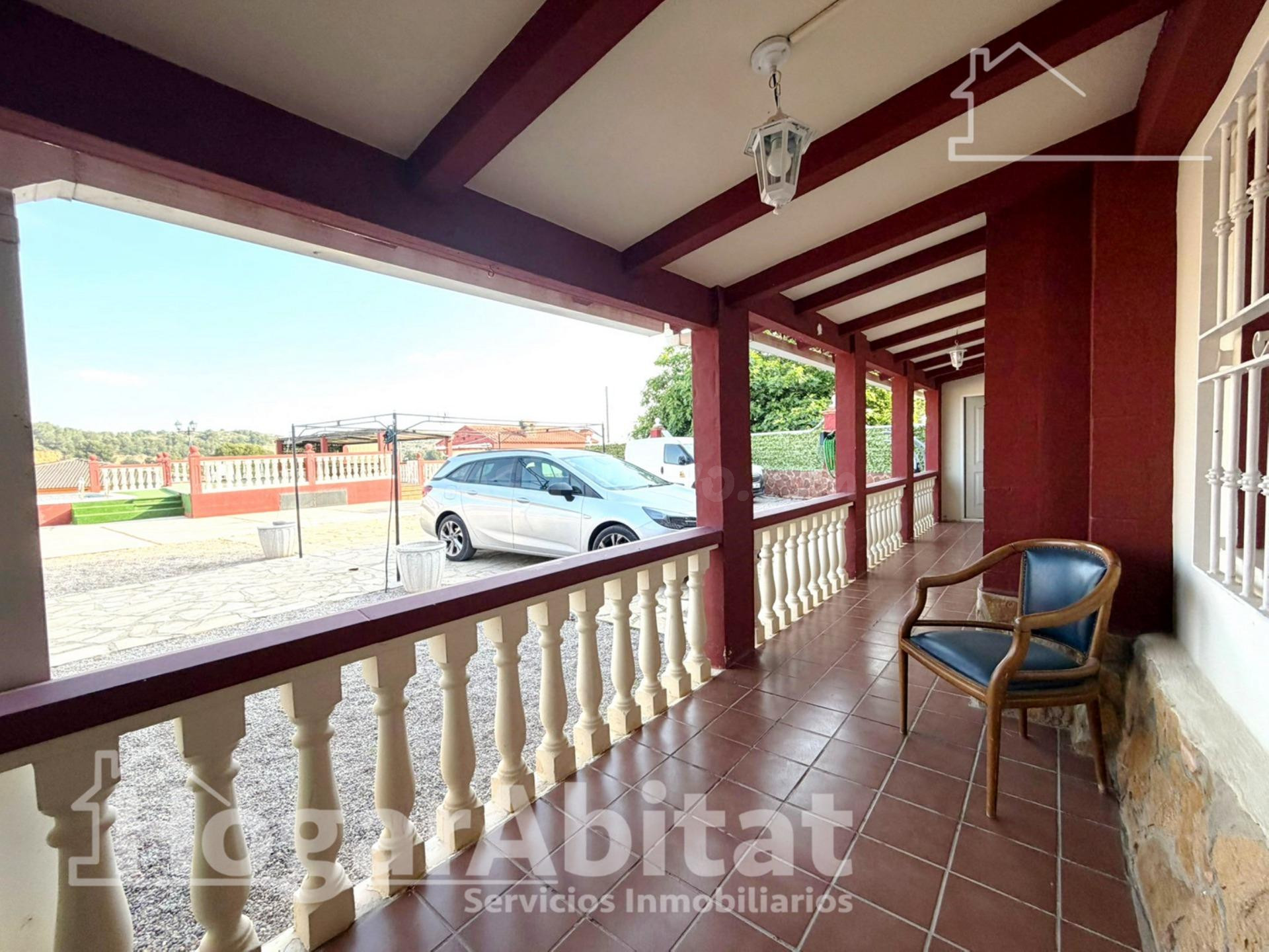 CHALET CON PISCINA, GARAJE, TERRAZA Y BARBACOA - foto 4