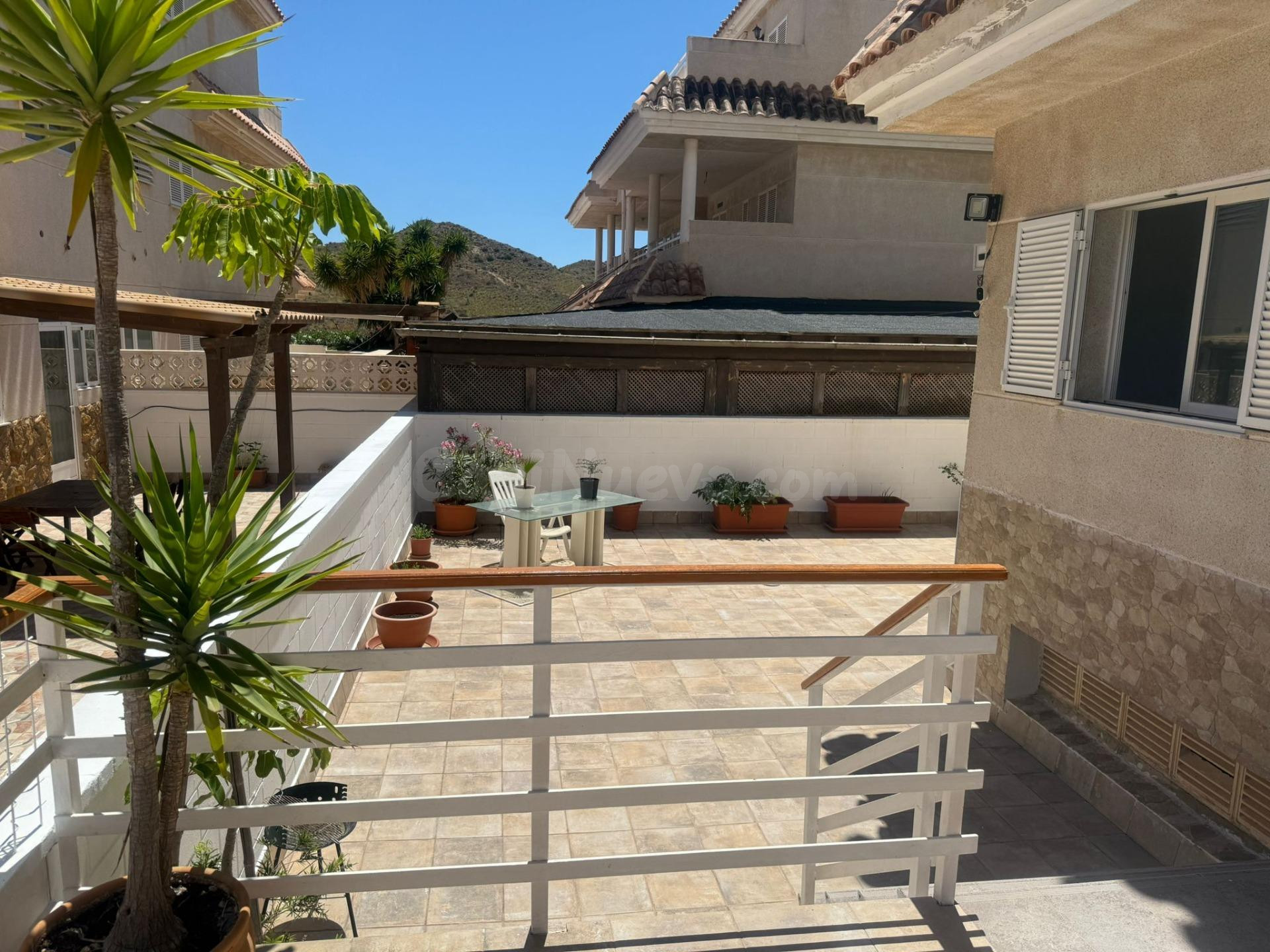 BAJO CON TERRAZA, COCHERA CERRADA Y PISCINA - foto 2