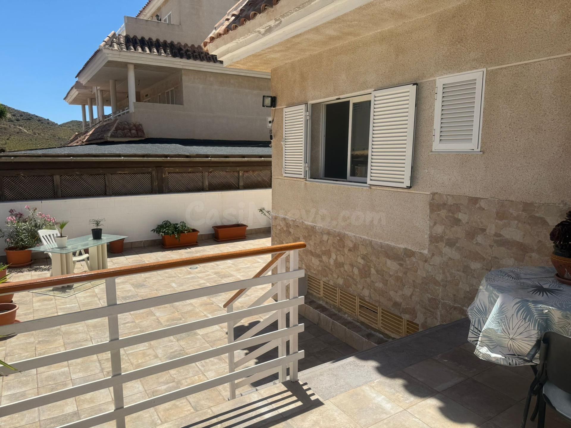 BAJO CON TERRAZA, COCHERA CERRADA Y PISCINA - foto 3