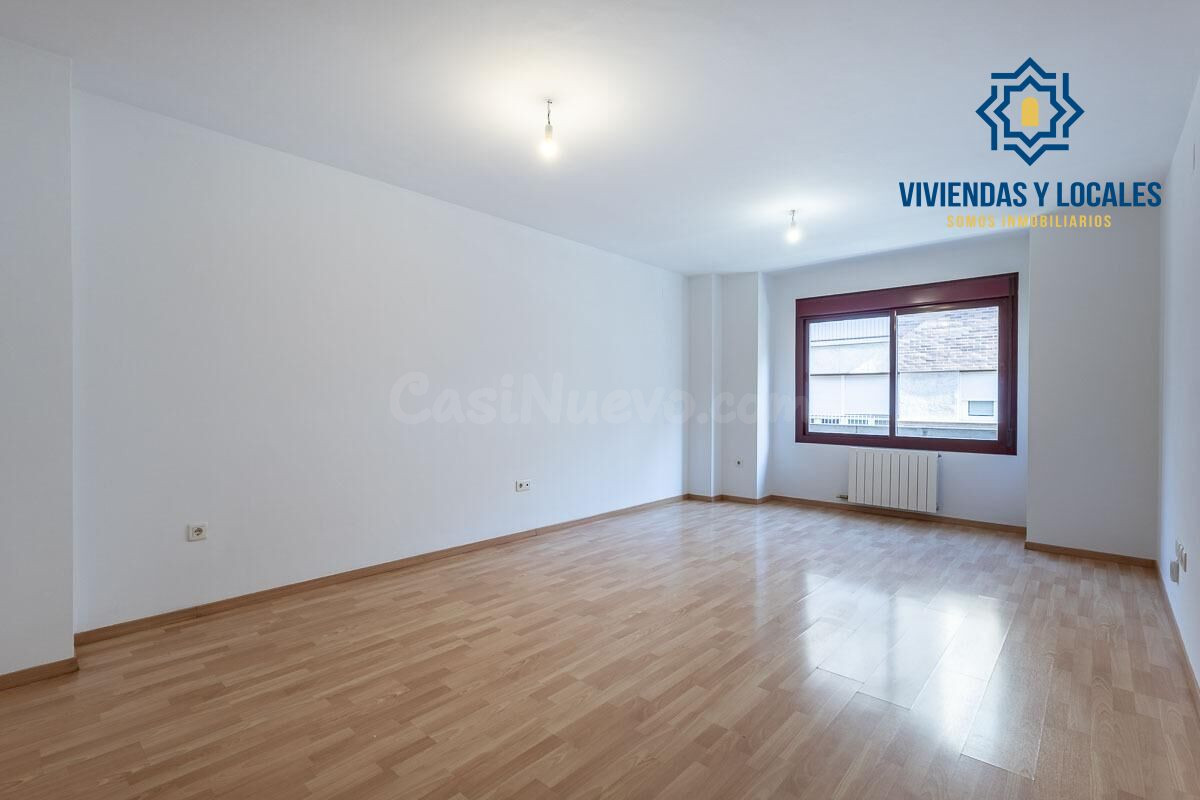Ático dúplex junto Alhamar con 2 garajes y 2 trasteros - foto 2