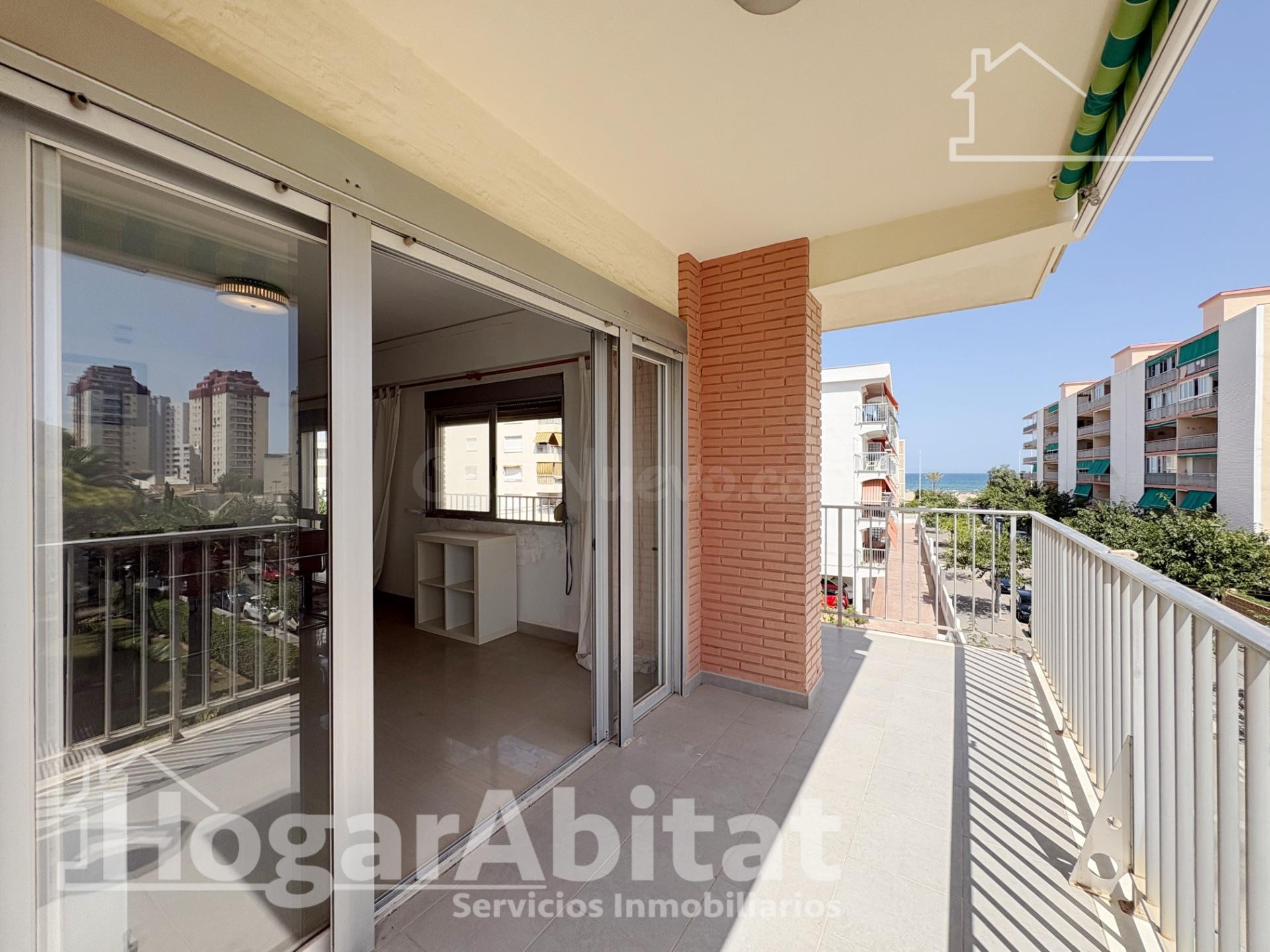 EXTERIOR CON BALCÓN Y GARAJE CERRADO A SEGUNDA LINEA DE LA P