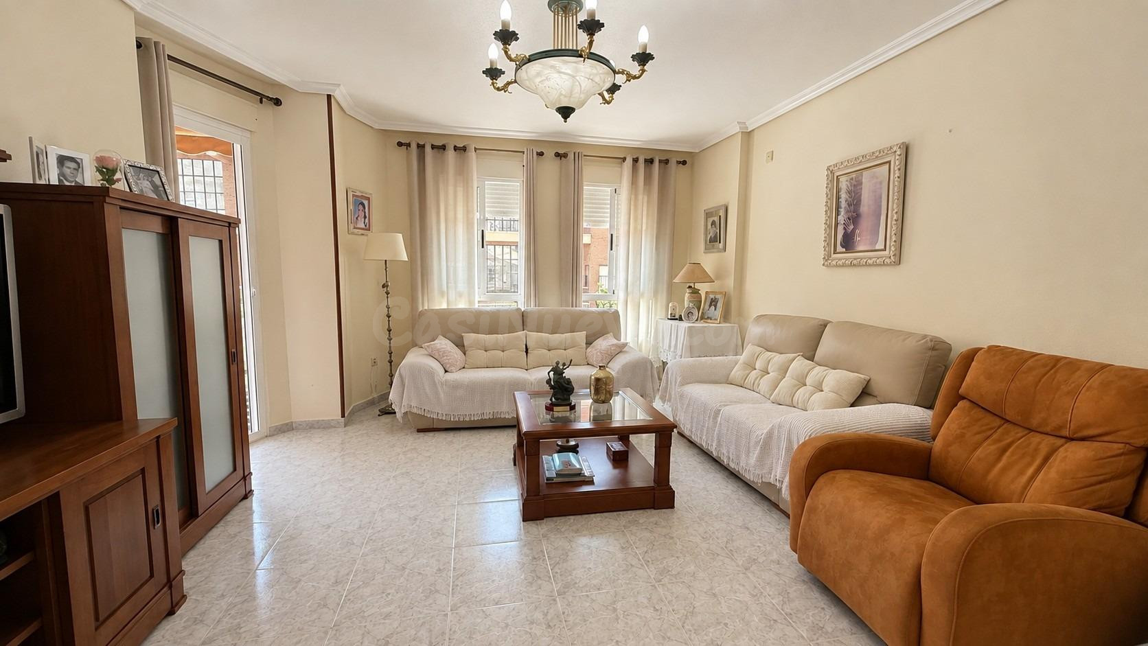 Amplio piso de 4 dormitorios con garaje y dos patios a un pa - foto 2
