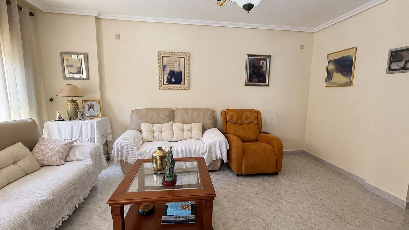 Amplio piso de 4 dormitorios con garaje y dos patios a un pa - foto 3