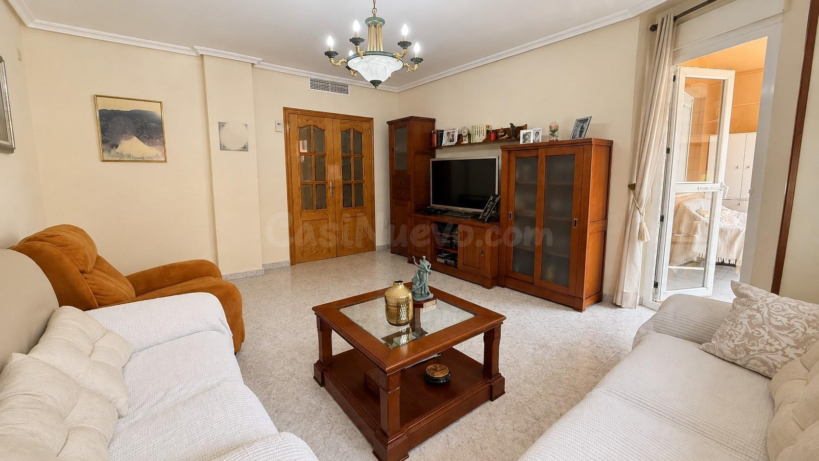 Amplio piso de 4 dormitorios con garaje y dos patios a un pa - foto 4