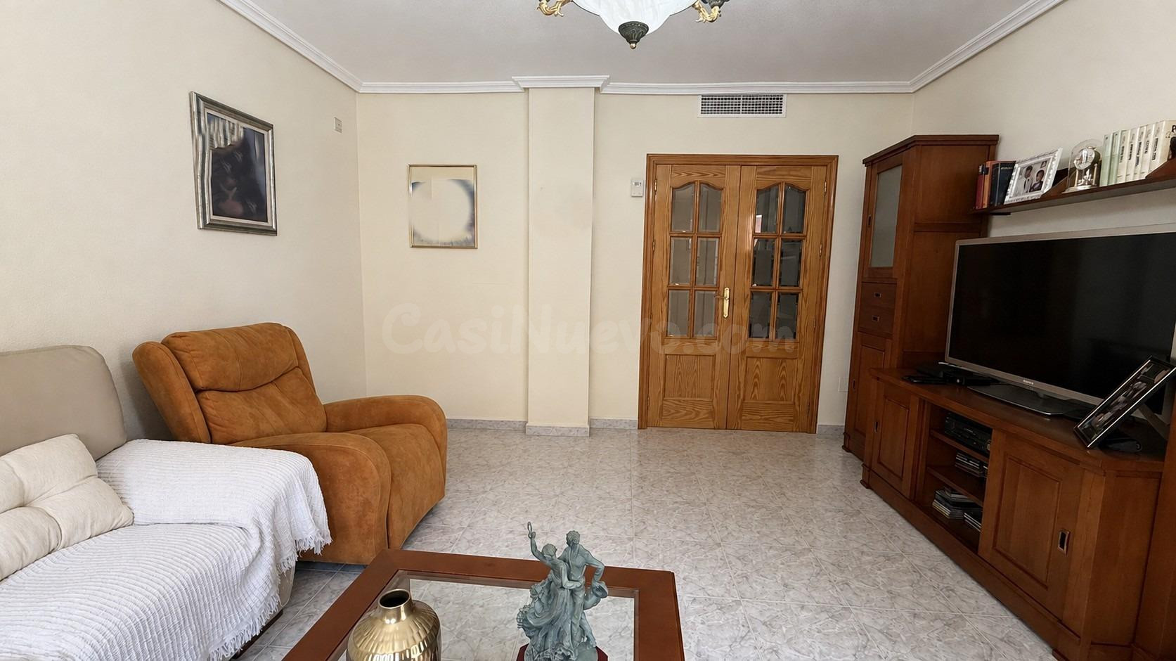 Amplio piso de 4 dormitorios con garaje y dos patios a un pa - foto 5