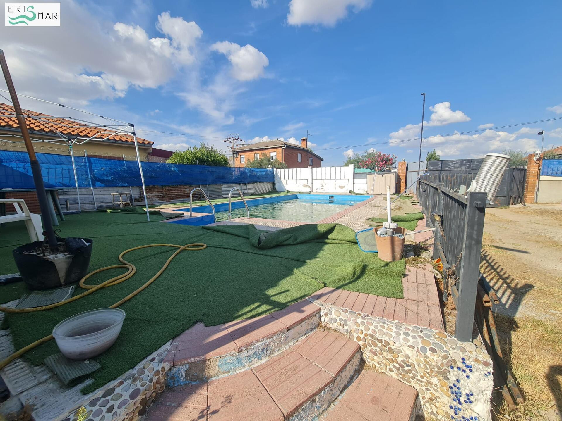 CHALET CON PARCELA EN VENTA EN YUNCOS – URBANIZACIÓN LA CHAR