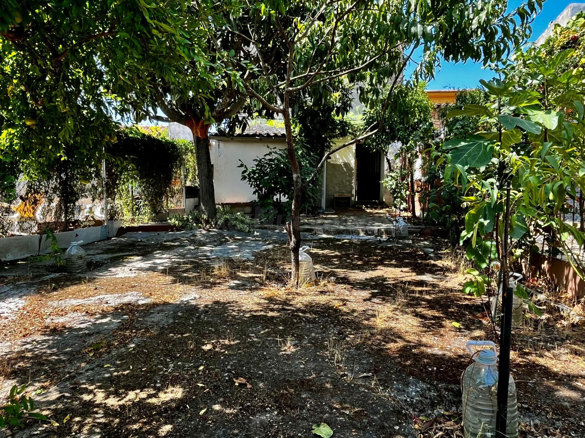APIHOUSE VENDE CASA DE PUEBLO EN PLANTA BAJA Y JARDIN EN LUC