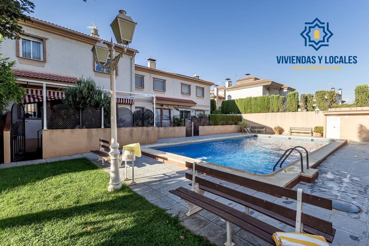Casa en Ogijares con piscina comunitaria.