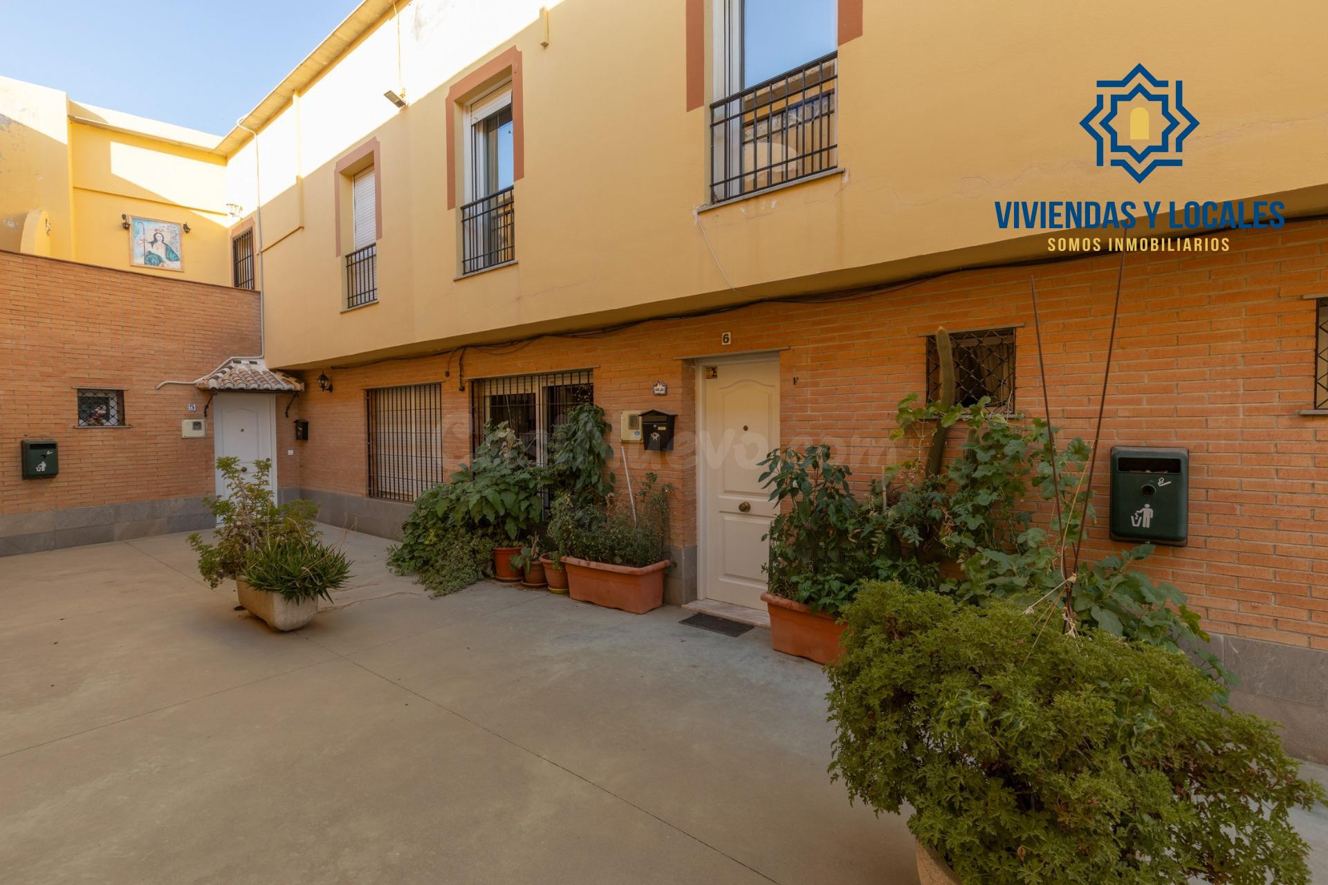 Vivienda unifamiliar adosada junto a polideportivo de Gójar
