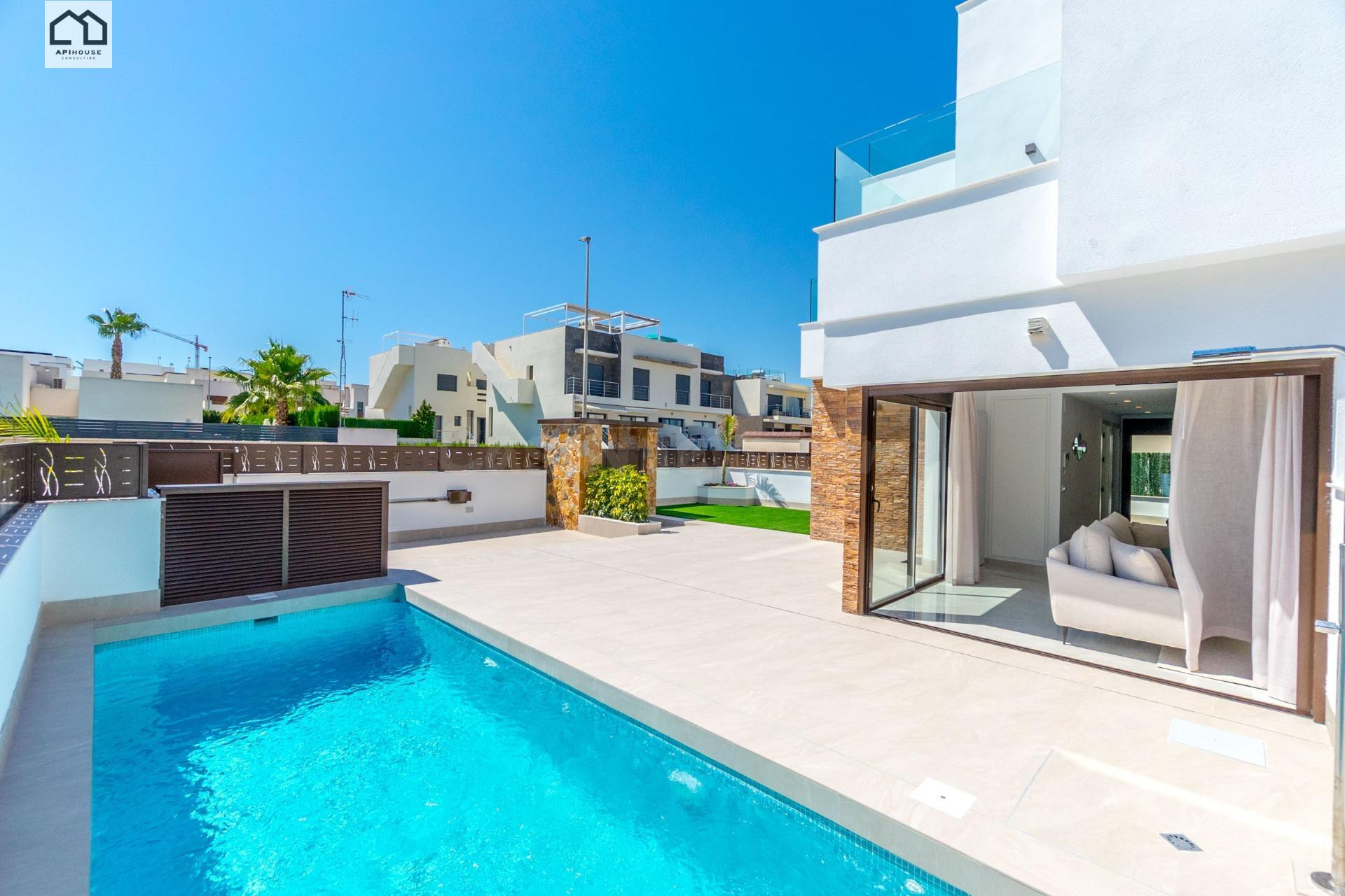 Adosado de obra nueva con piscina, solárium y acabados de lu