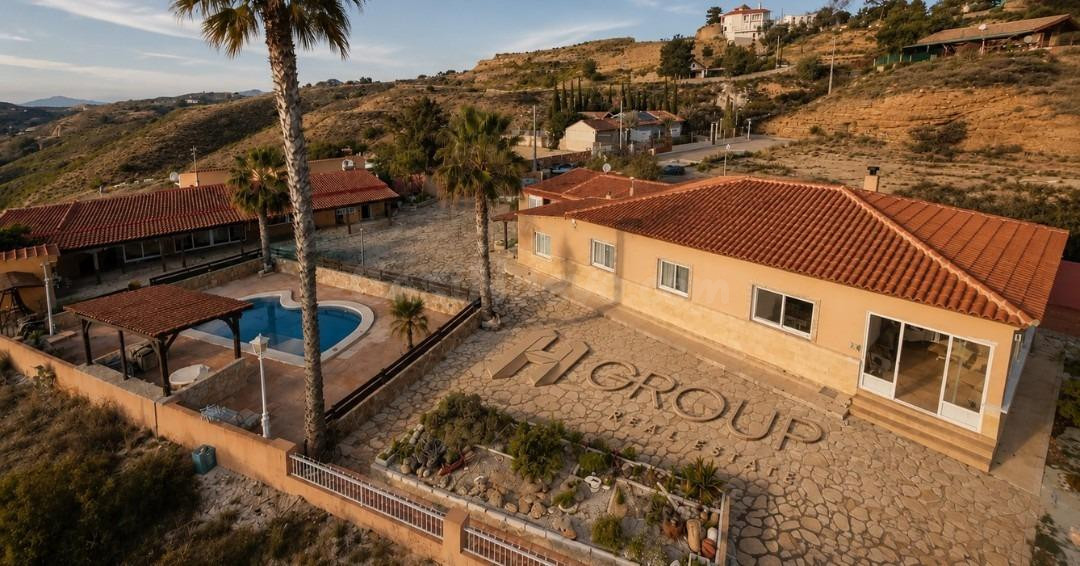EXCLUSIVA FINCA MULTIFAMILIAR CON 4 VIVIENDAS INDEPENDIENTES