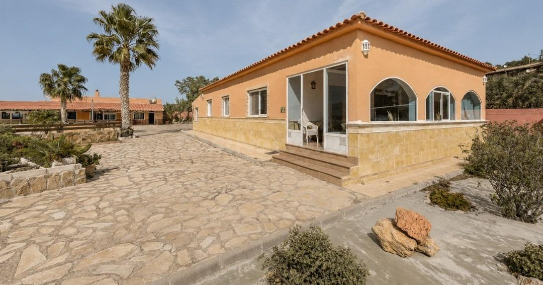 EXCLUSIVA FINCA MULTIFAMILIAR CON 4 VIVIENDAS INDEPENDIENTES - foto 3
