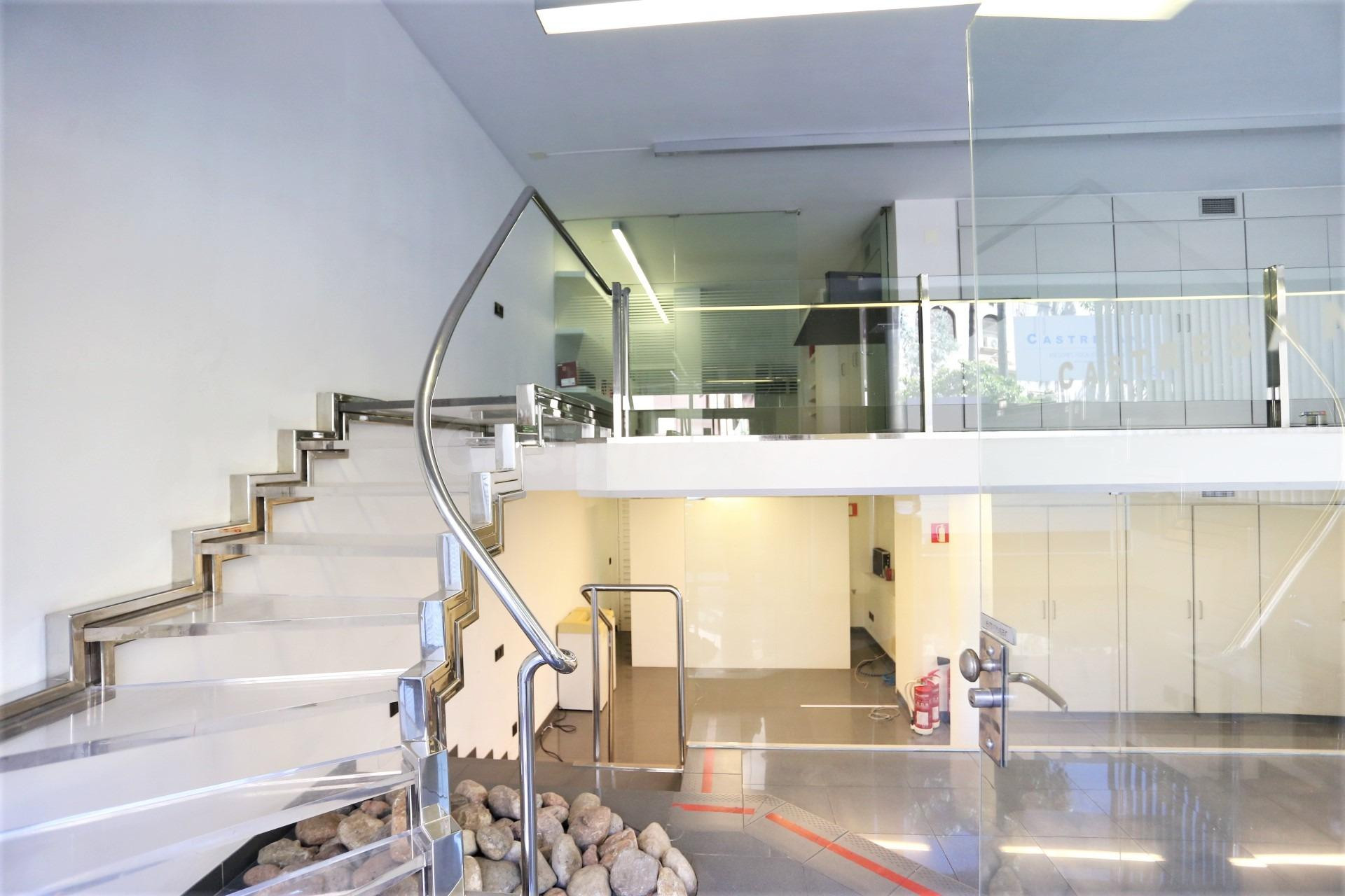 LOCAL HABILITADO PARA OFICINAS CON 3 ALTURAS EN EL CENTRO DE - foto 2