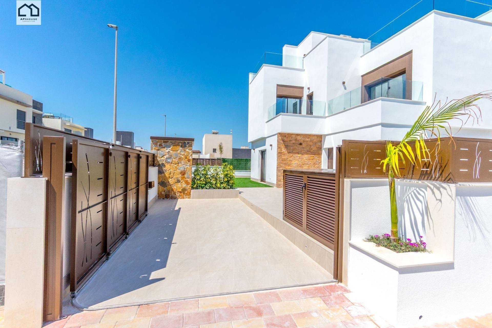 Adosado de obra nueva con piscina, solárium y acabados de lu - foto 5