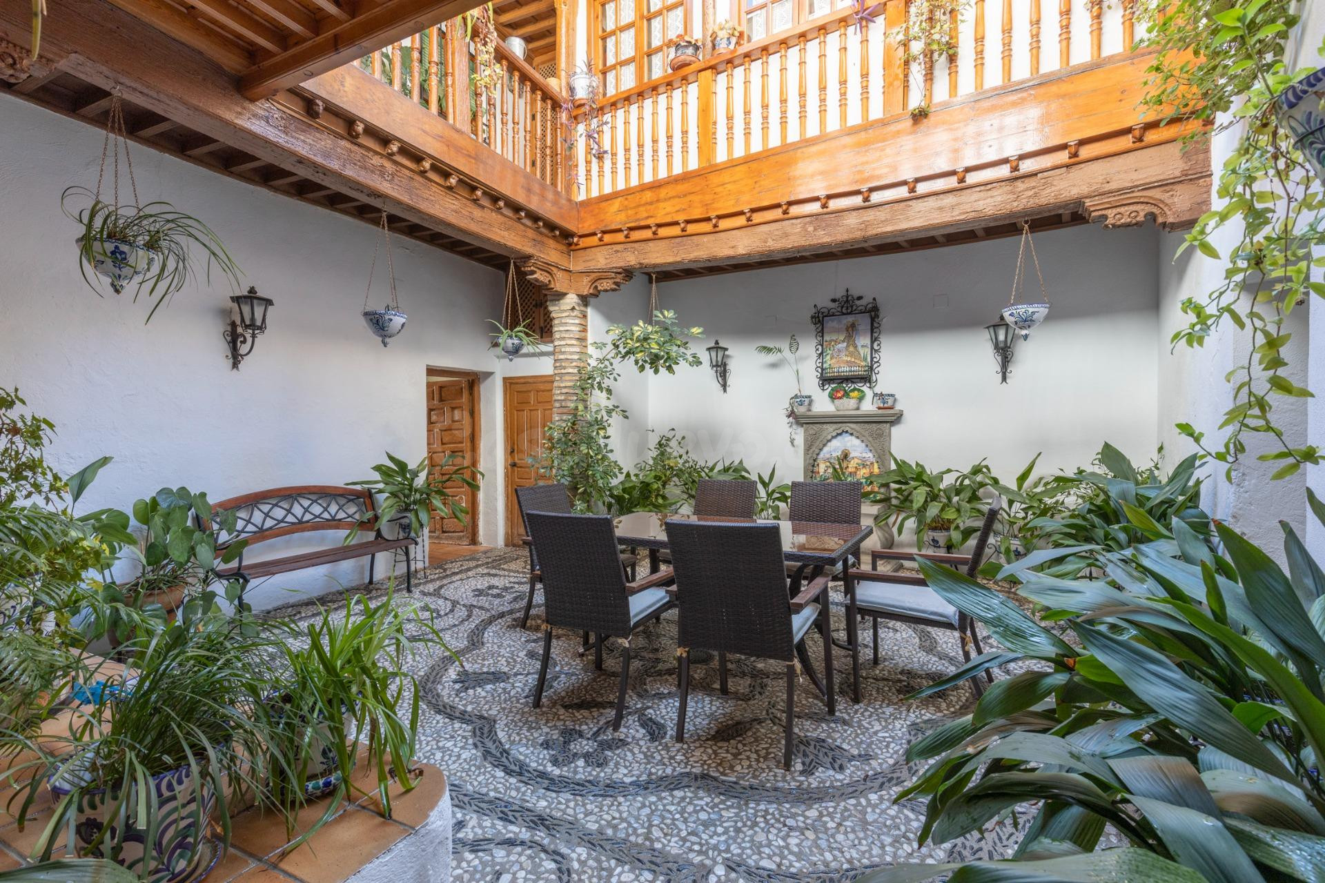 Auténtica casa con corrala tradicional y azotea en el corazó - foto 2