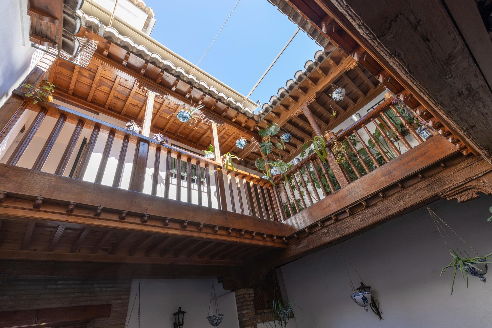 Auténtica casa con corrala tradicional y azotea en el corazó - foto 3