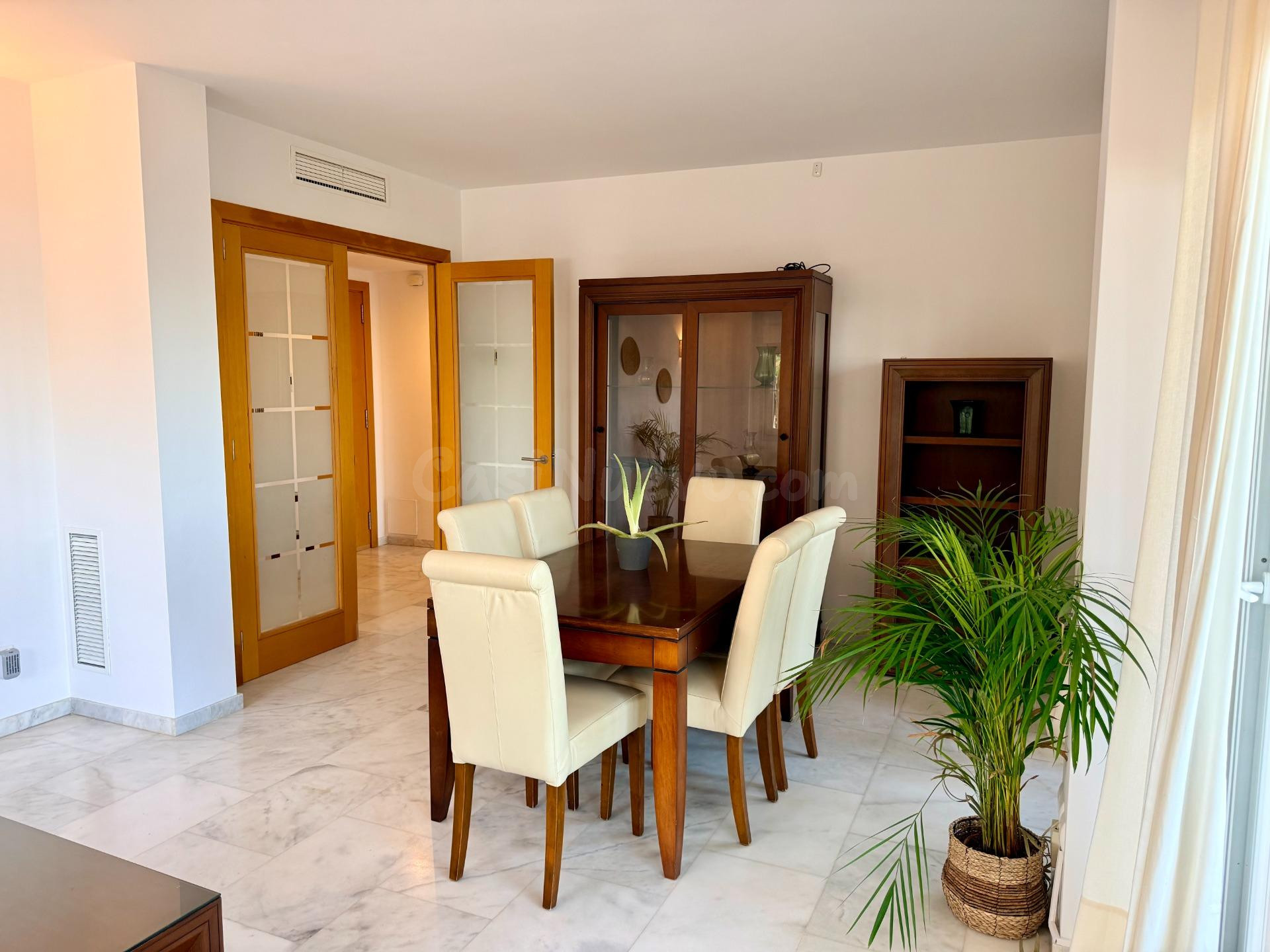 EXCLUSIVA PLANTA BAJA EN PRIMERA LÍNEA DE MAR CON JARDÍN PRI - foto 4