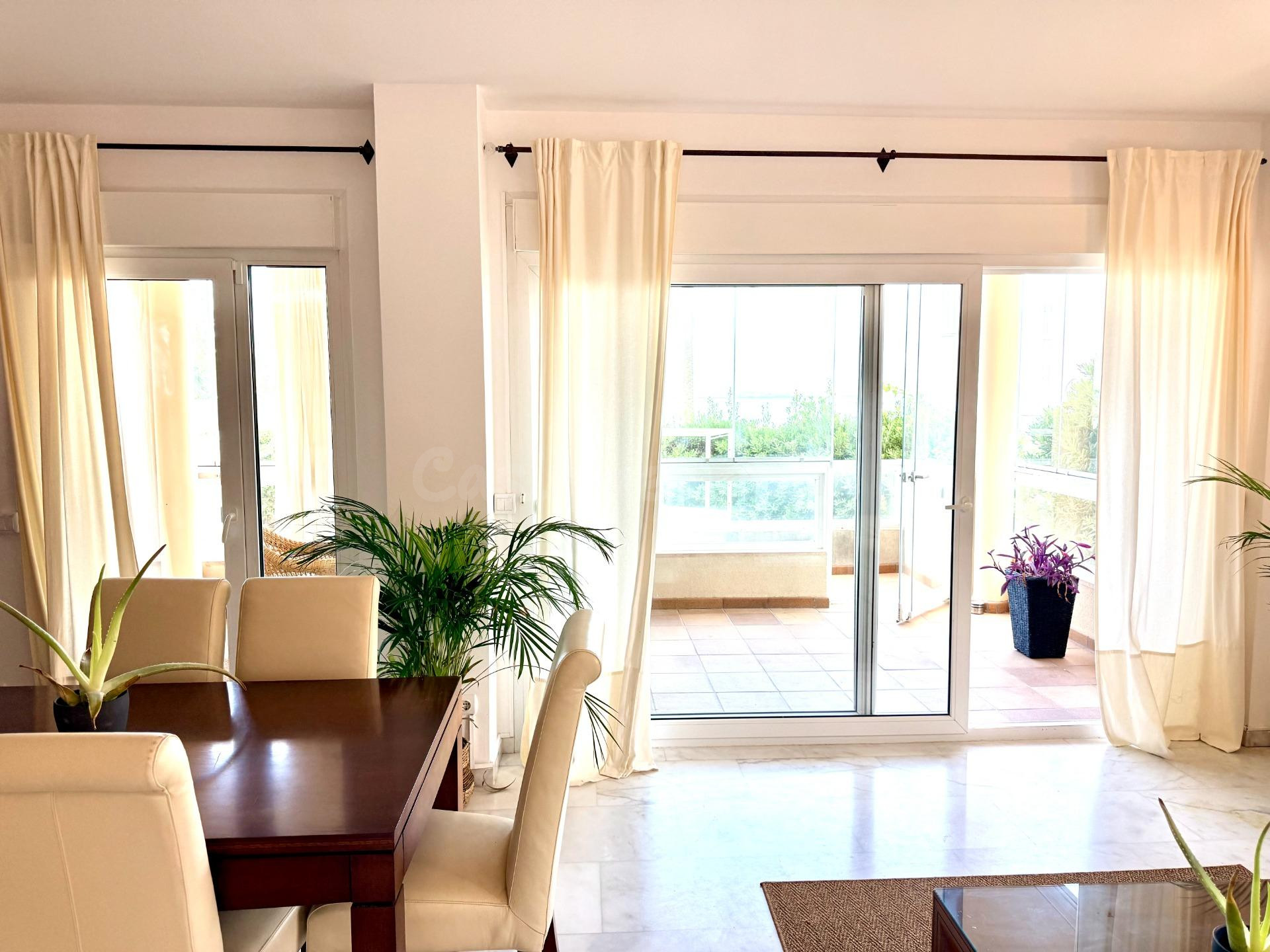 EXCLUSIVA PLANTA BAJA EN PRIMERA LÍNEA DE MAR CON JARDÍN PRI - foto 5