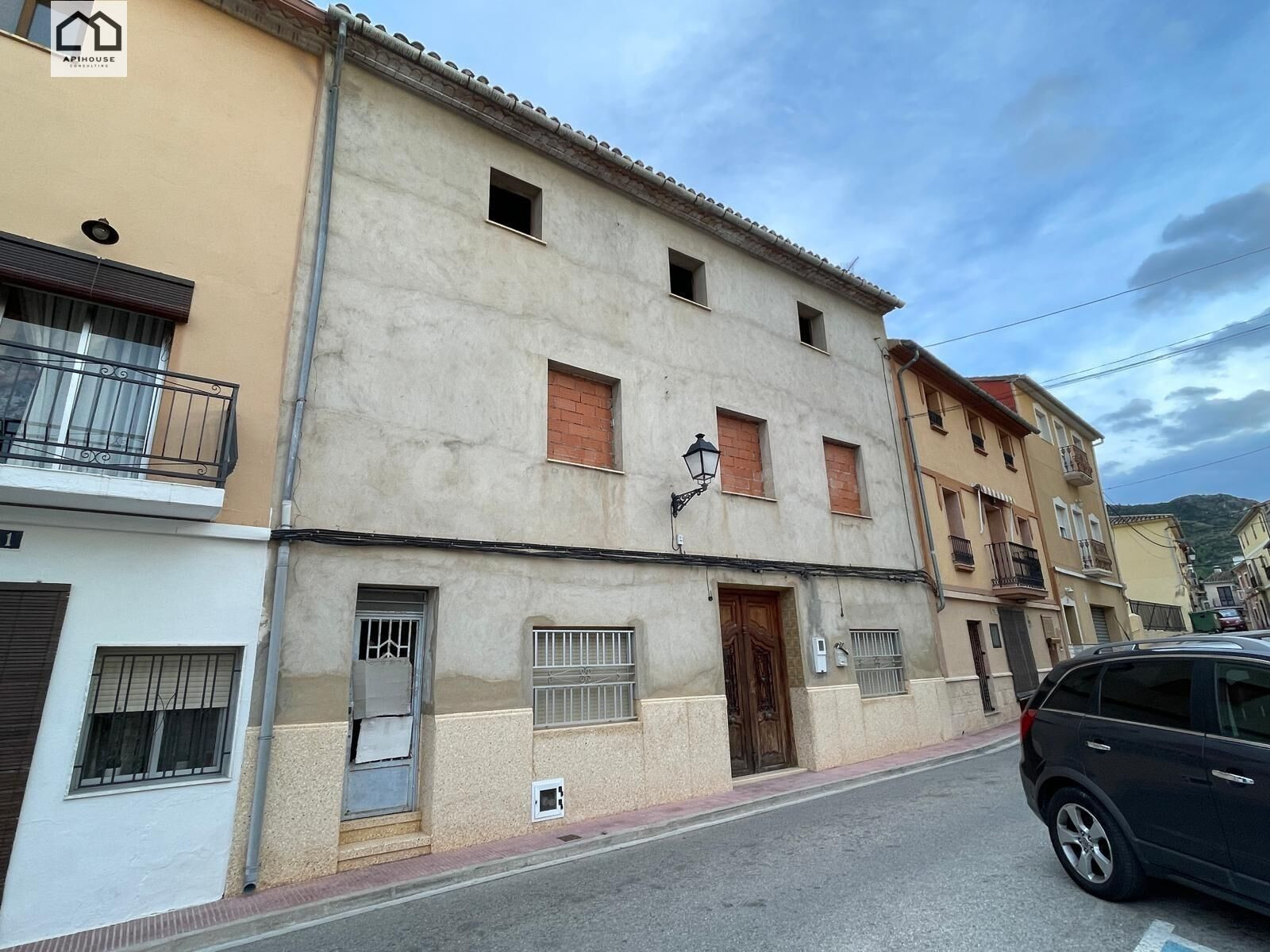 APIHOUSE VENDE CASA TOTALMENTE A REFORMAR EN VALENCIA. PRECI