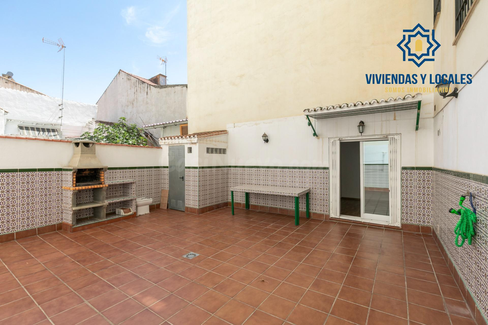 PISO EN VENTA EN ARMILLA CENTRO | 2 DORMITORIOS | GRAN PATIO