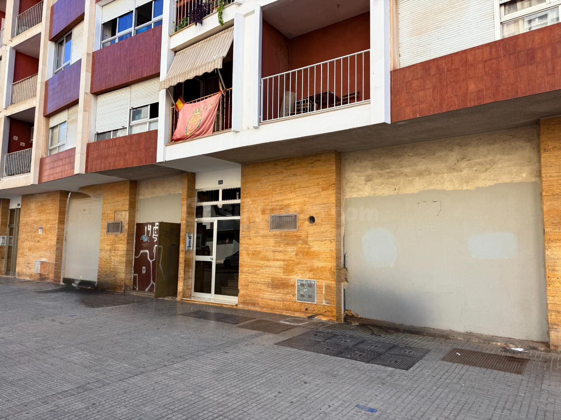Gran local comercial en calle Aragón – Amplia fachada y múlt