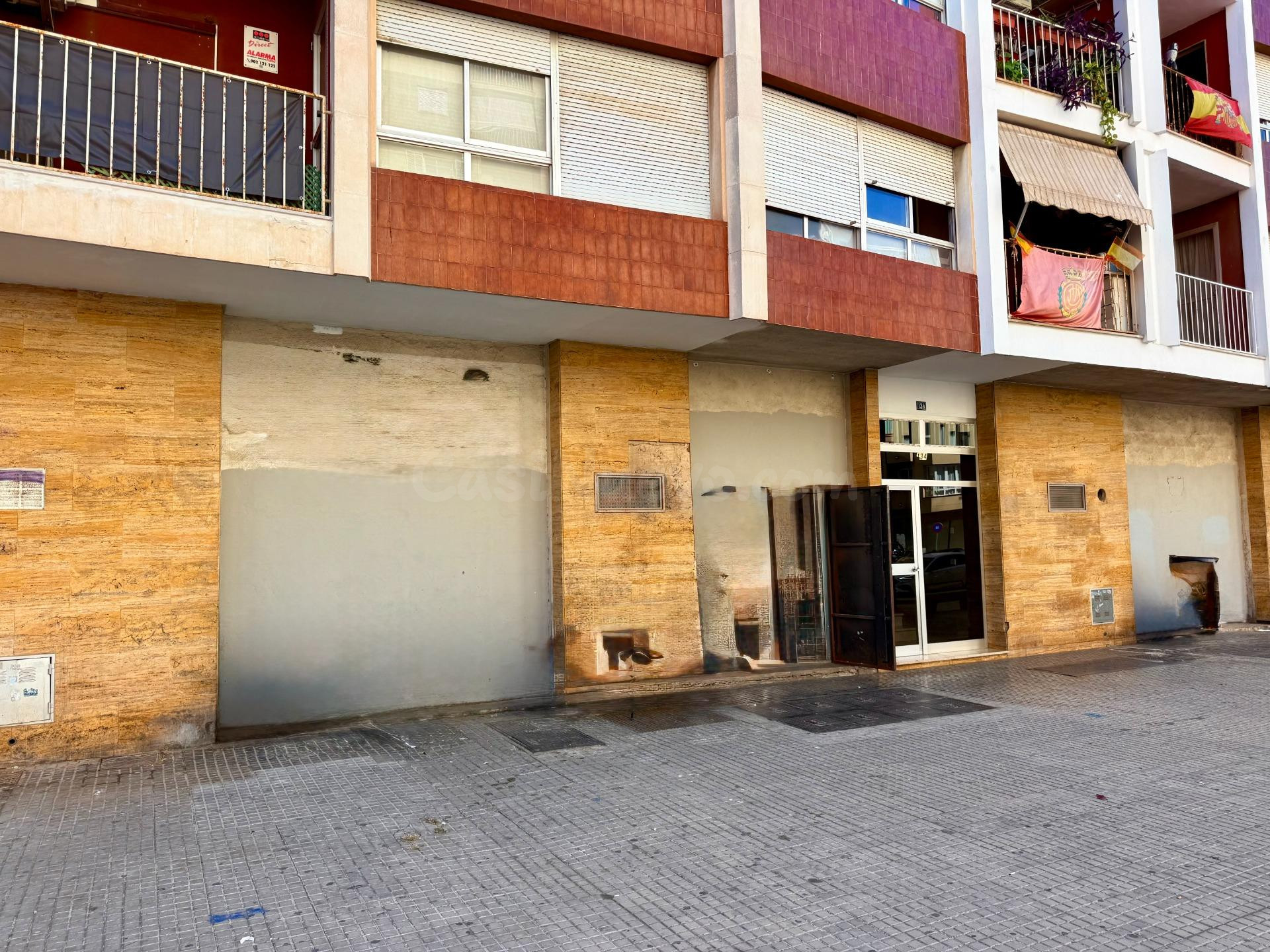Gran local comercial en calle Aragón – Amplia fachada y múlt - foto 2