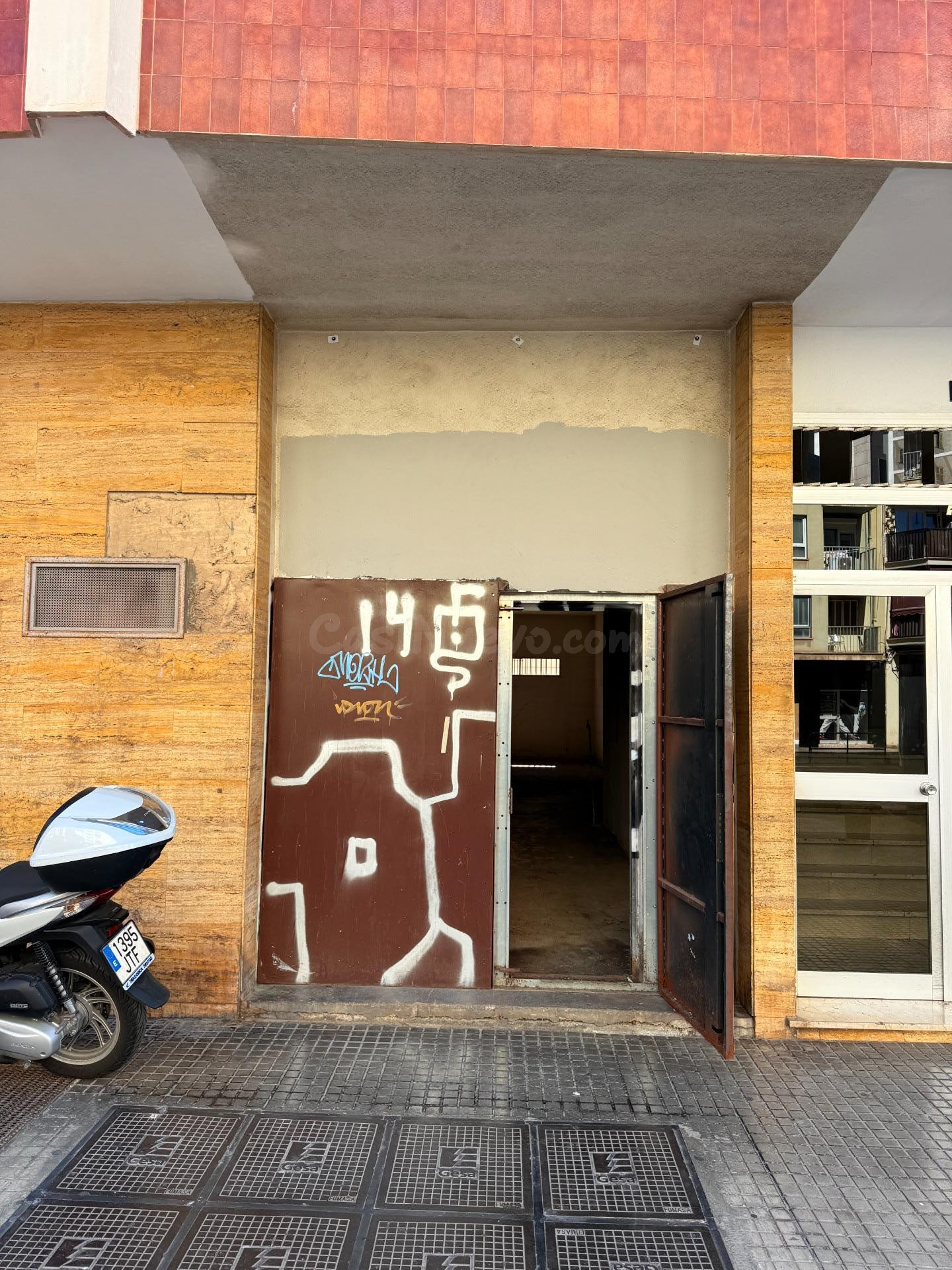 Gran local comercial en calle Aragón – Amplia fachada y múlt - foto 3