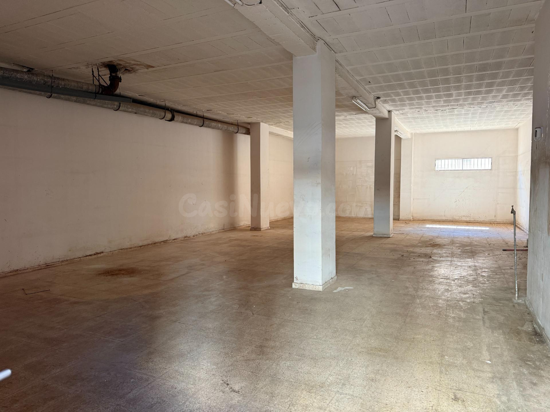 Gran local comercial en calle Aragón – Amplia fachada y múlt - foto 4