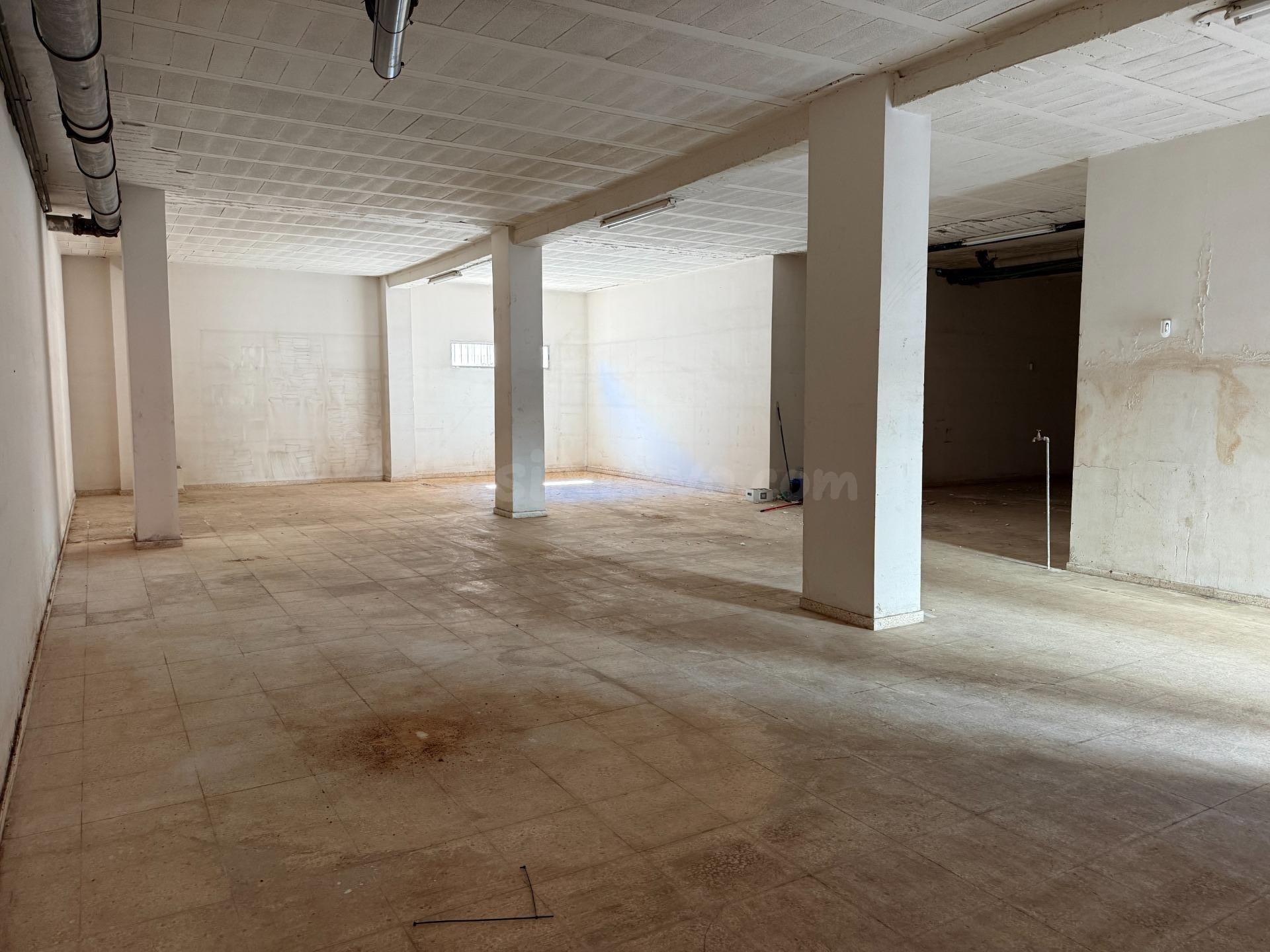 Gran local comercial en calle Aragón – Amplia fachada y múlt - foto 5