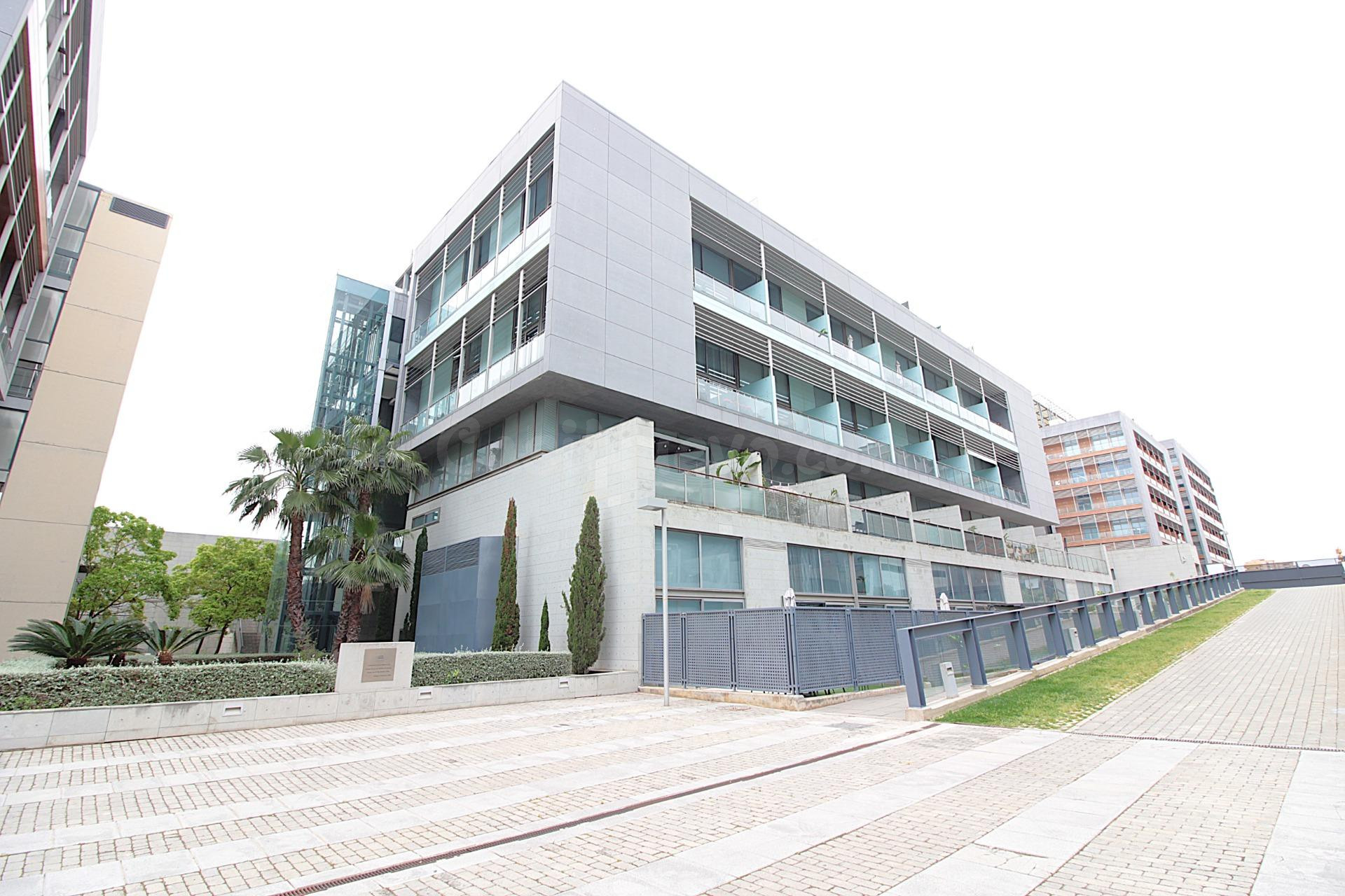 SE ALQUILA LOFT CON GARAJE Y PISCINA EN COMPLEJO PRIVADO CON - foto 2