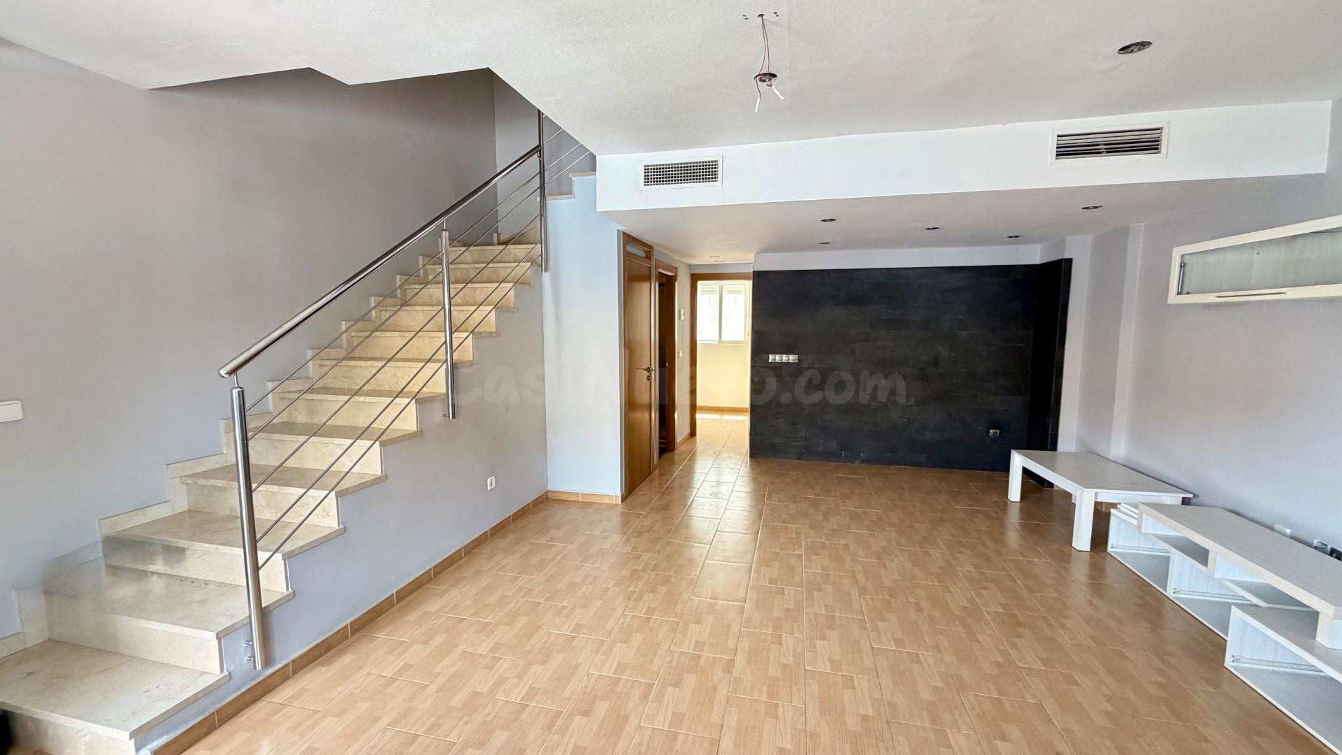 DUPLEX CON 4 HABITACIÓNES, TERRAZA Y GARAJE EN LA MOLINETA - foto 2