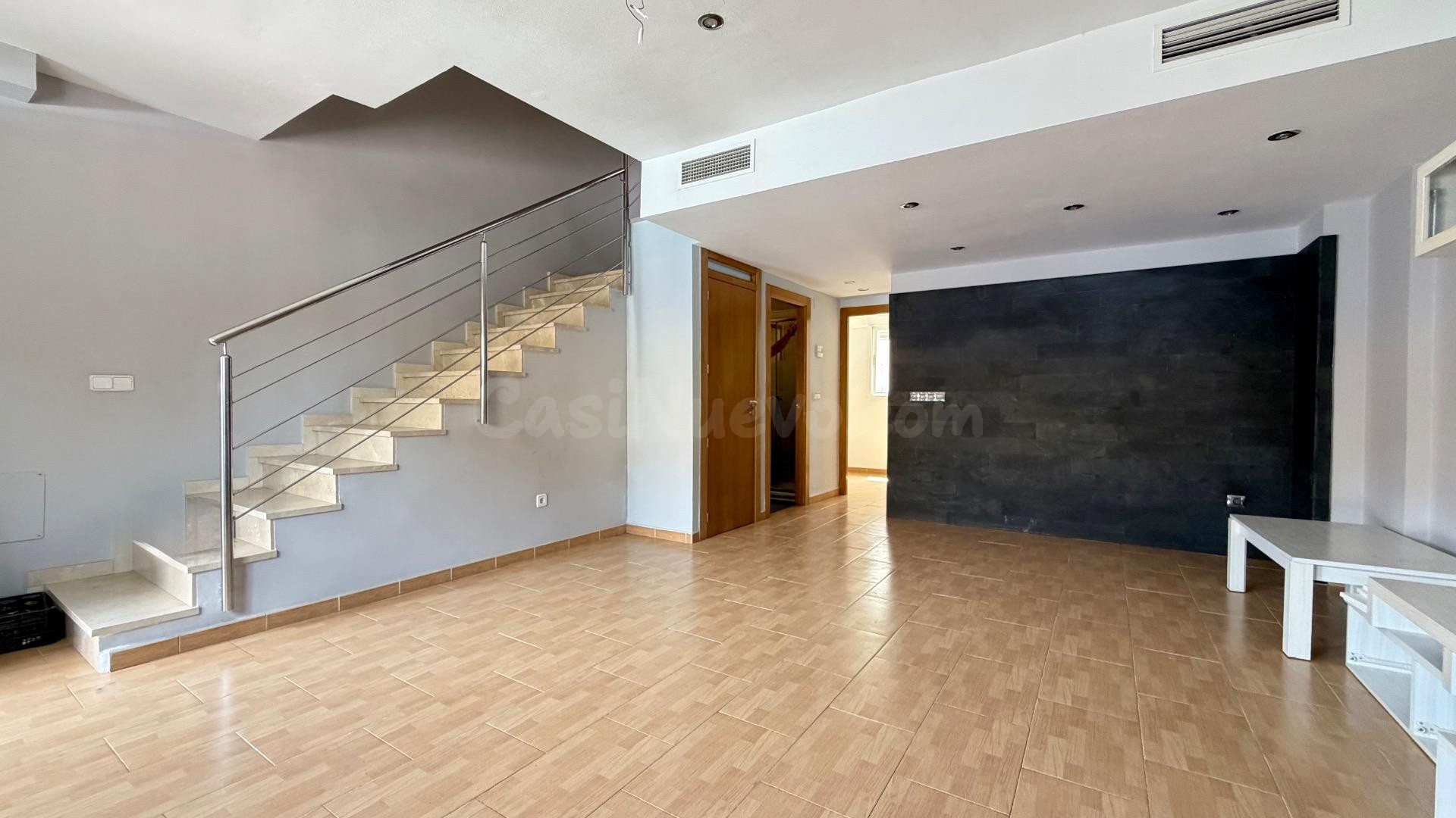 DUPLEX CON 4 HABITACIÓNES, TERRAZA Y GARAJE EN LA MOLINETA - foto 3