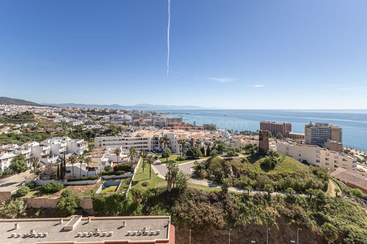 EXCLUSIVA PROPIEDAD CON VISTAS DESPEJADAS AL MAR EN EDIFICIO - foto 2