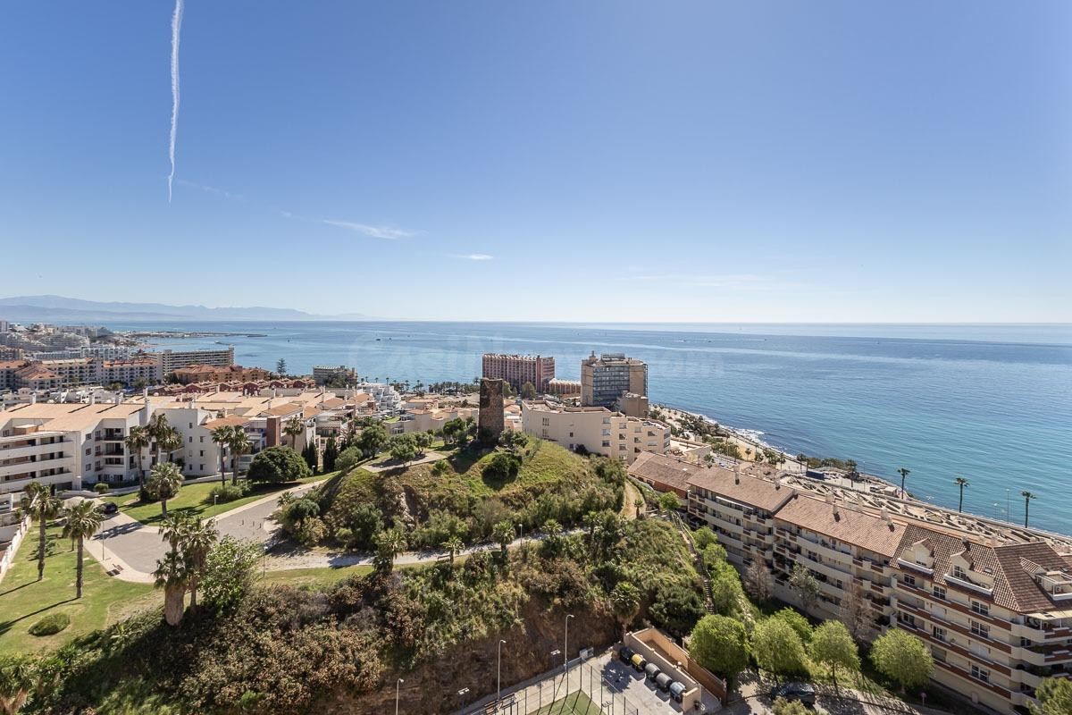 EXCLUSIVA PROPIEDAD CON VISTAS DESPEJADAS AL MAR EN EDIFICIO - foto 3