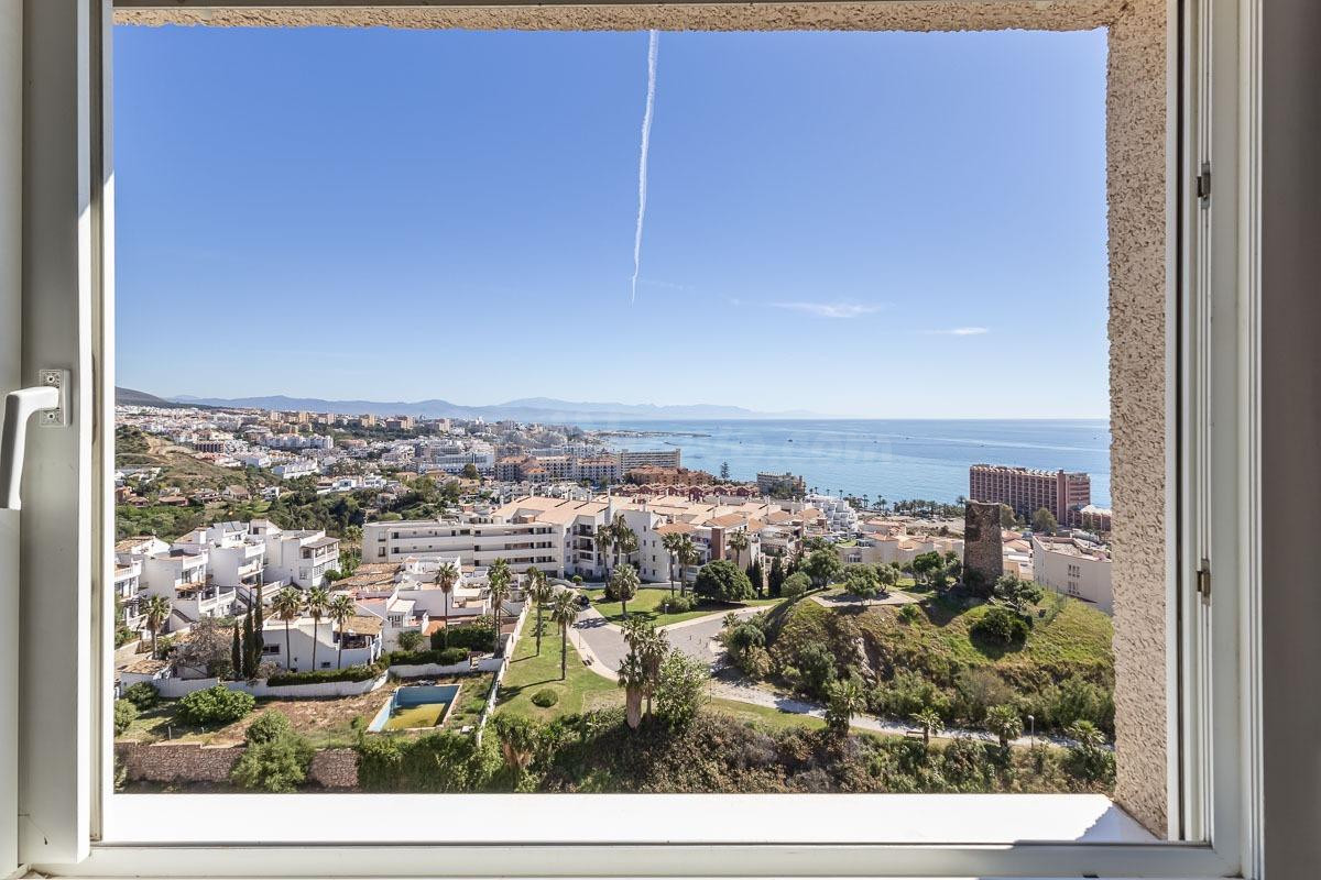 EXCLUSIVA PROPIEDAD CON VISTAS DESPEJADAS AL MAR EN EDIFICIO - foto 4