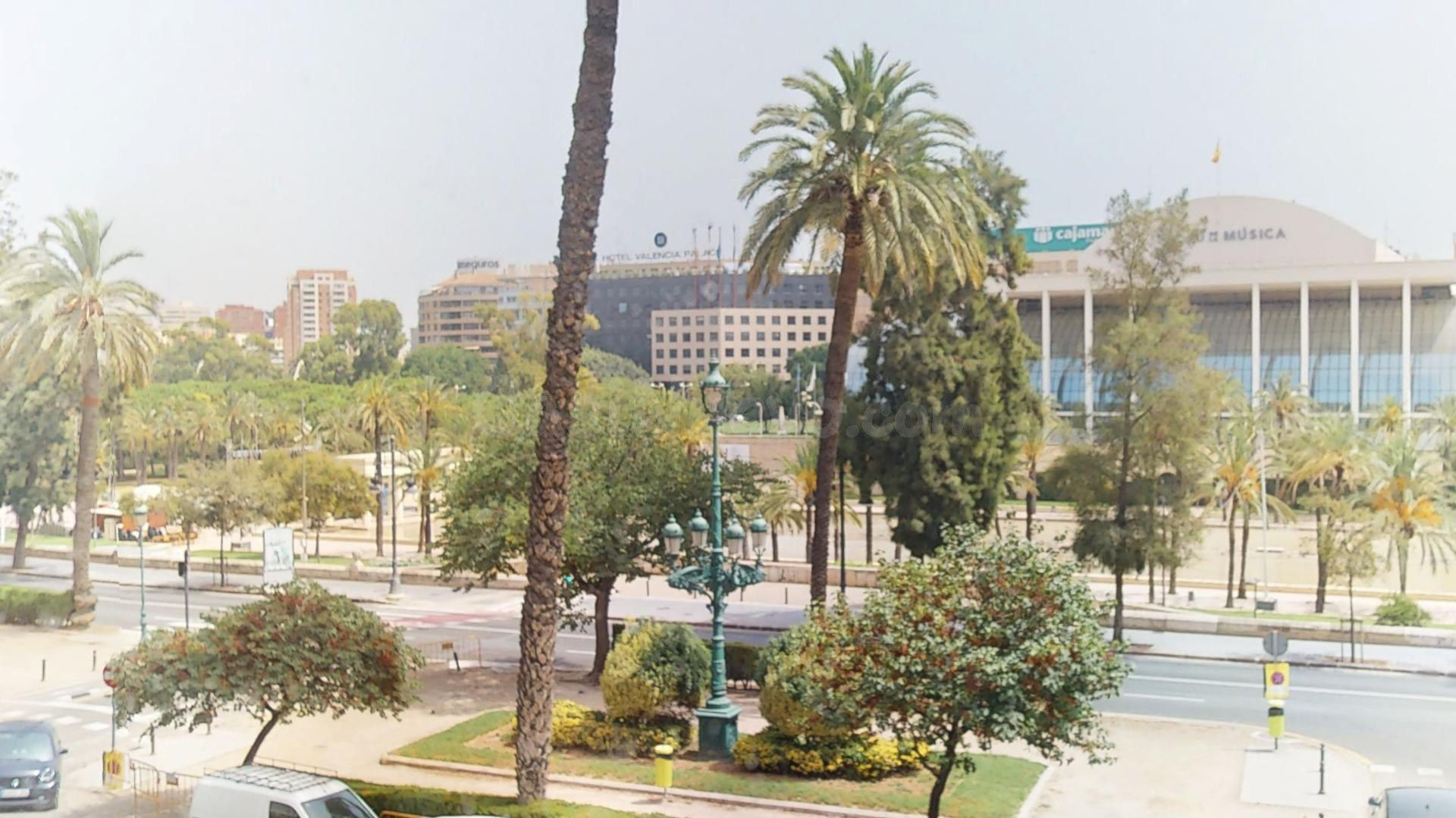 FRENTE AL PALAU DE LA MUSICA Y EL CAUCE DEL RIO TURIA