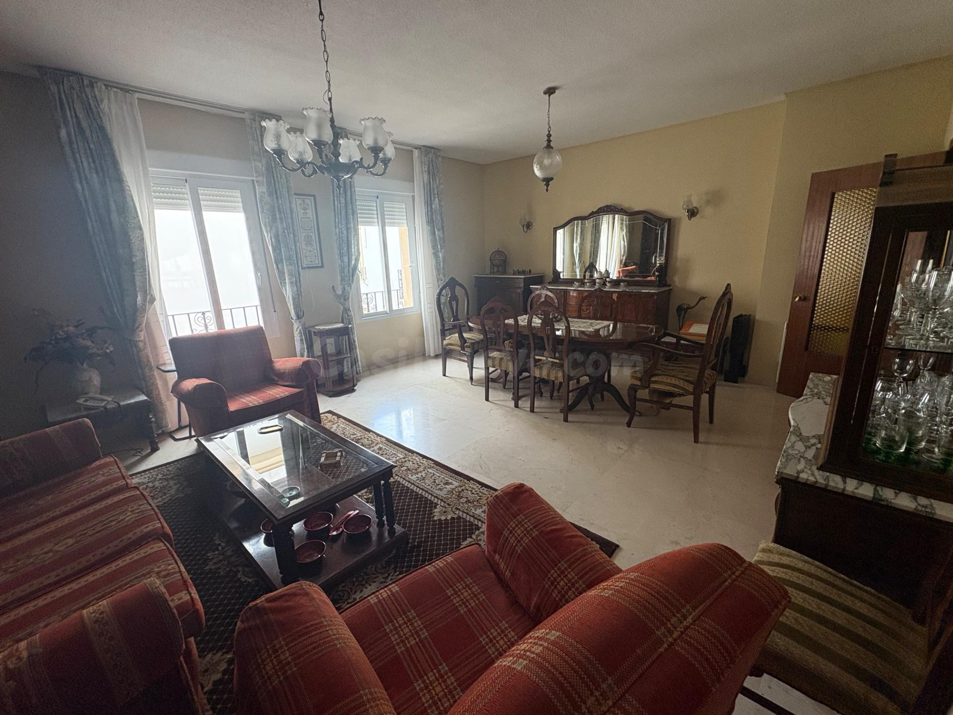 Piso con 6 habitaciones, 3 baños y trastero en el centro de  - foto 2