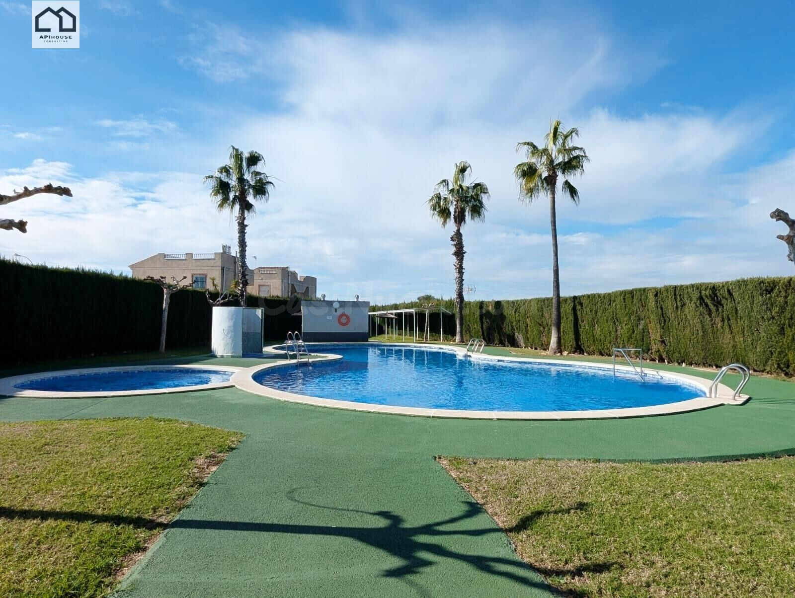 Apihouse vende Encantador Bungalow en Torrevieja, Ideal para