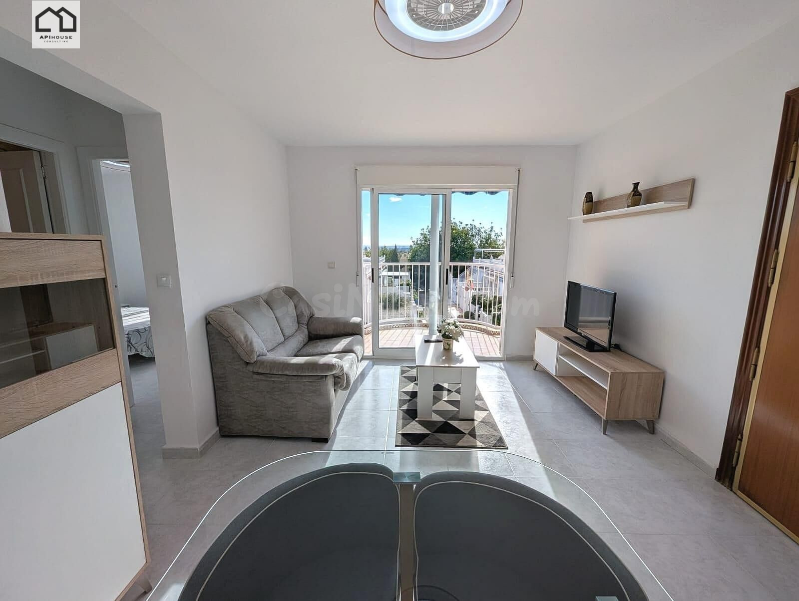 Apihouse vende Encantador Bungalow en Torrevieja, Ideal para - foto 2