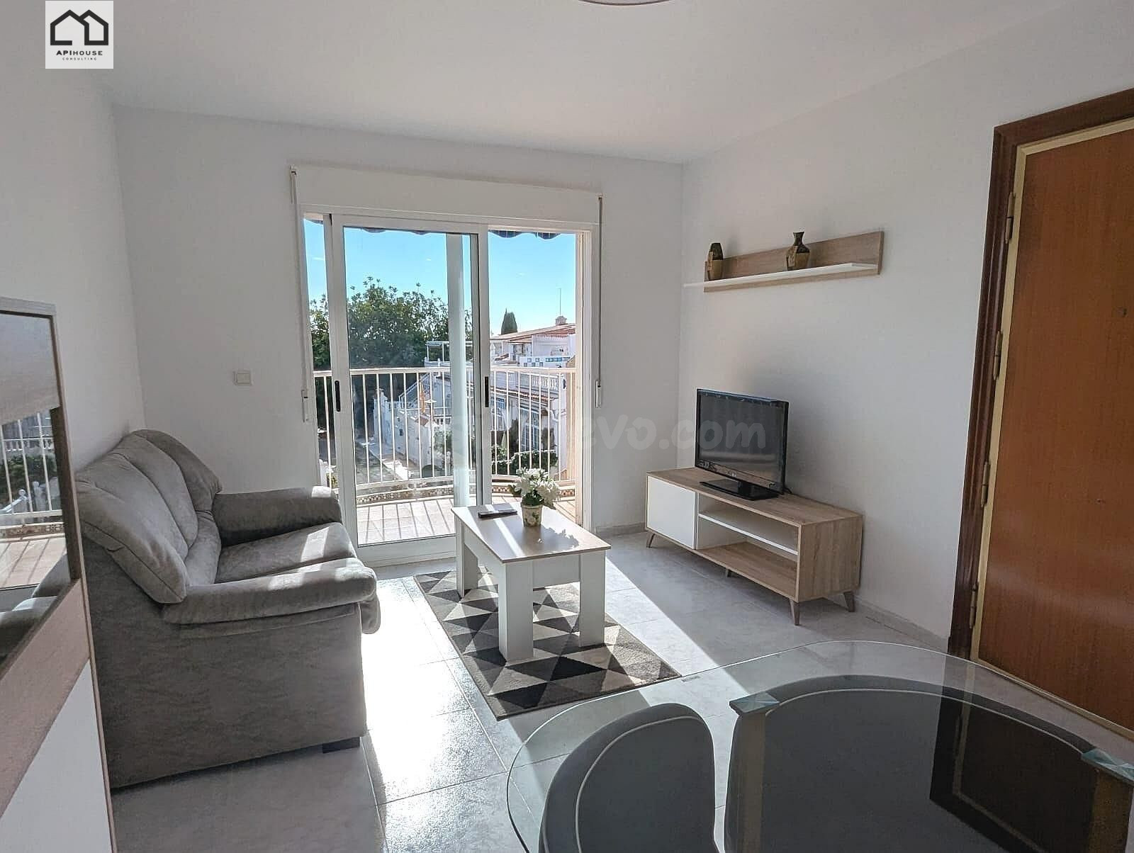 Apihouse vende Encantador Bungalow en Torrevieja, Ideal para - foto 3