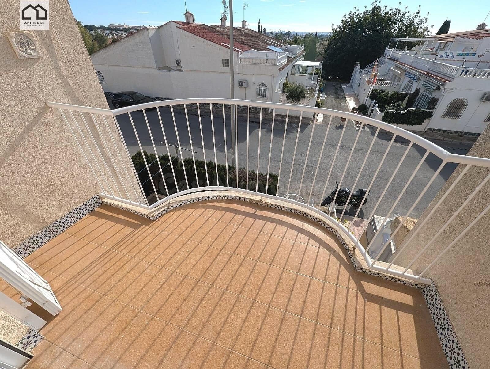 Apihouse vende Encantador Bungalow en Torrevieja, Ideal para - foto 4