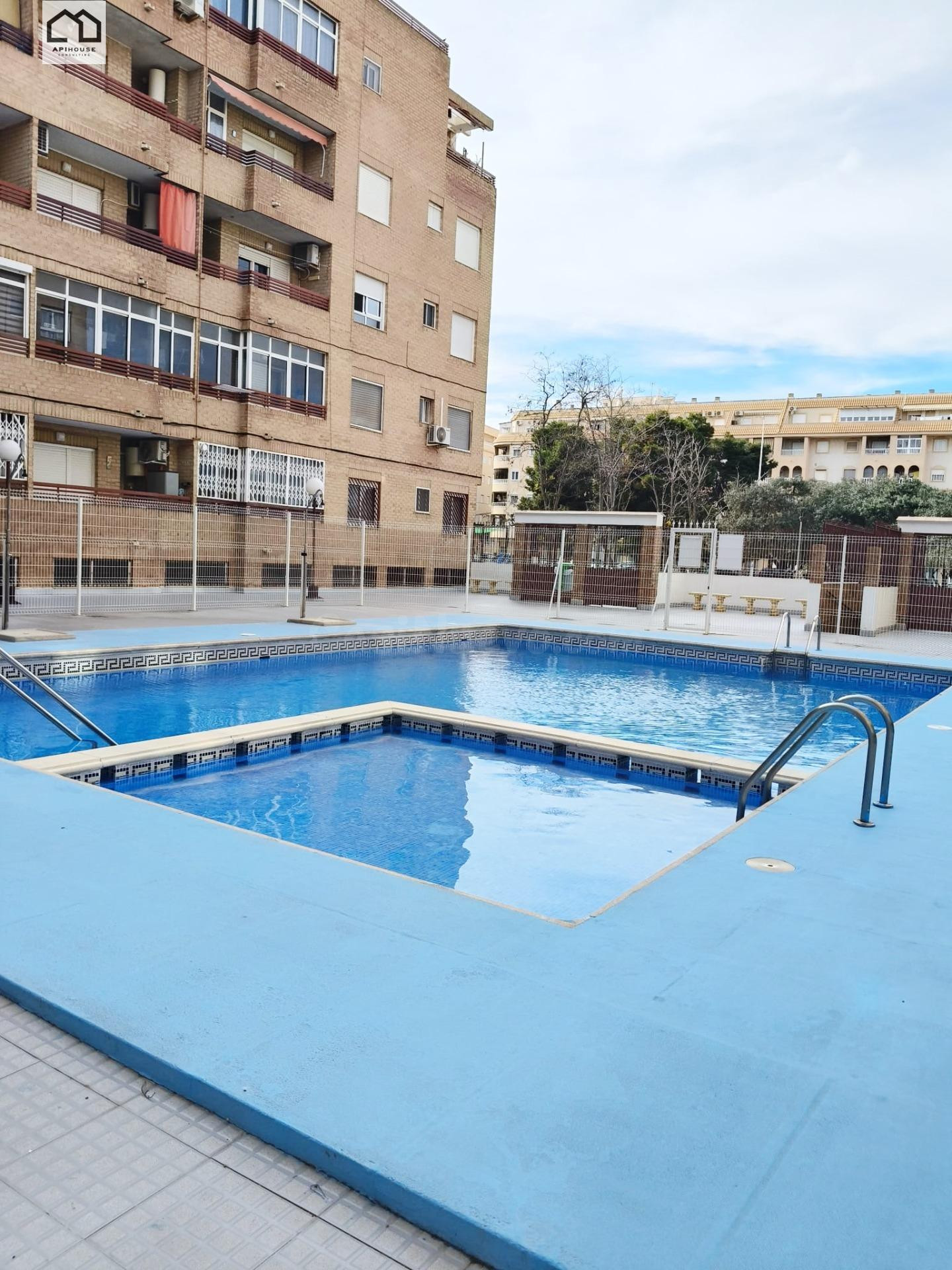 Encantador Apartamento en Torrevieja con Vistas y Comodidade