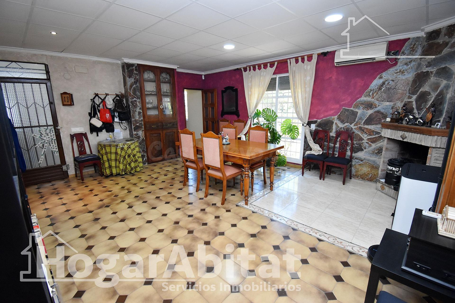 ¡CHALET CON PISCINA, ZONA DE APARCAMIENTO, PLACAS SOLARES Y 