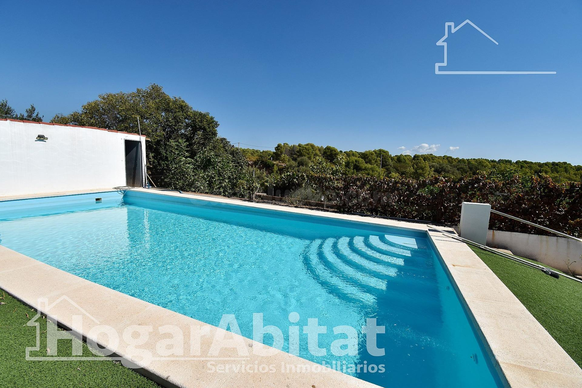 ¡CHALET CON PISCINA, ZONA DE APARCAMIENTO, PLACAS SOLARES Y  - foto 2