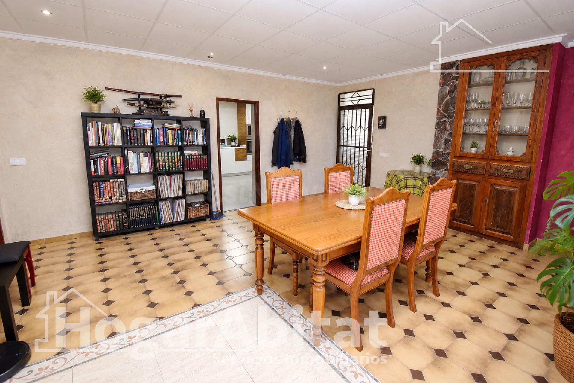 ¡CHALET CON PISCINA, ZONA DE APARCAMIENTO, PLACAS SOLARES Y  - foto 3
