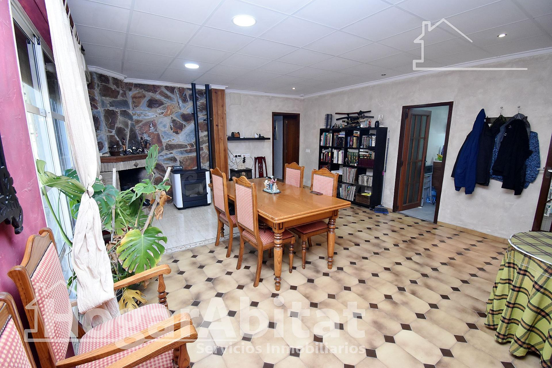 ¡CHALET CON PISCINA, ZONA DE APARCAMIENTO, PLACAS SOLARES Y  - foto 4