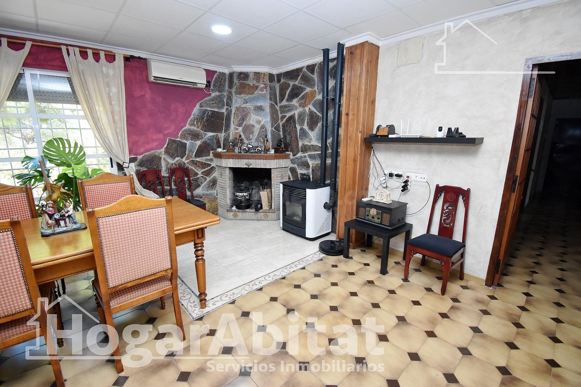 ¡CHALET CON PISCINA, ZONA DE APARCAMIENTO, PLACAS SOLARES Y  - foto 5