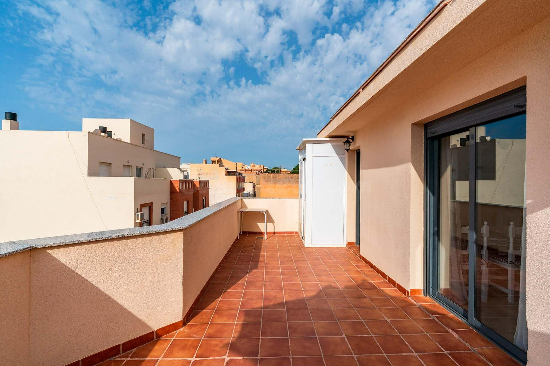 ÁTICO DE DOS DORMITORIOS CON TERRAZA DE 35M2 Y TRASTERO - foto 2
