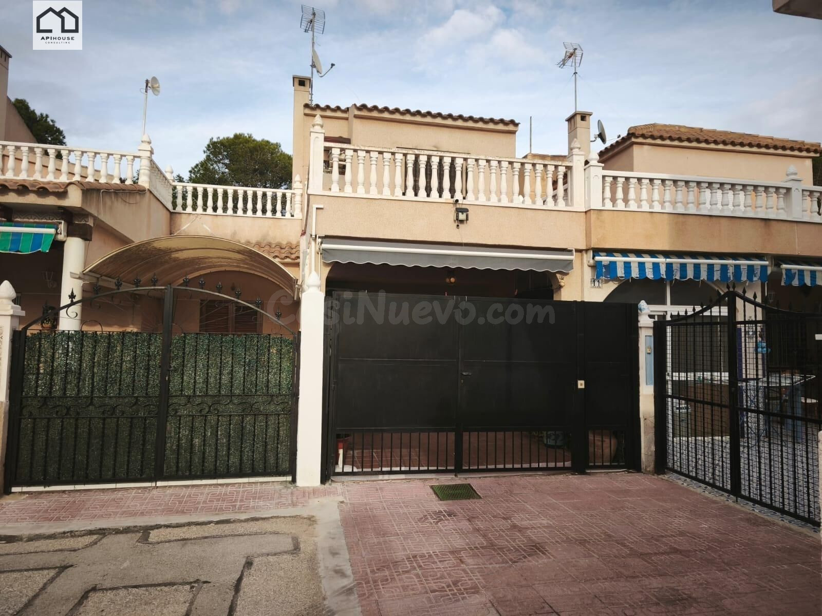 APIHOUSE VENDE CASA TIPO DÚPLEX EN ORIHUELA COSTA. PRECIO DE
