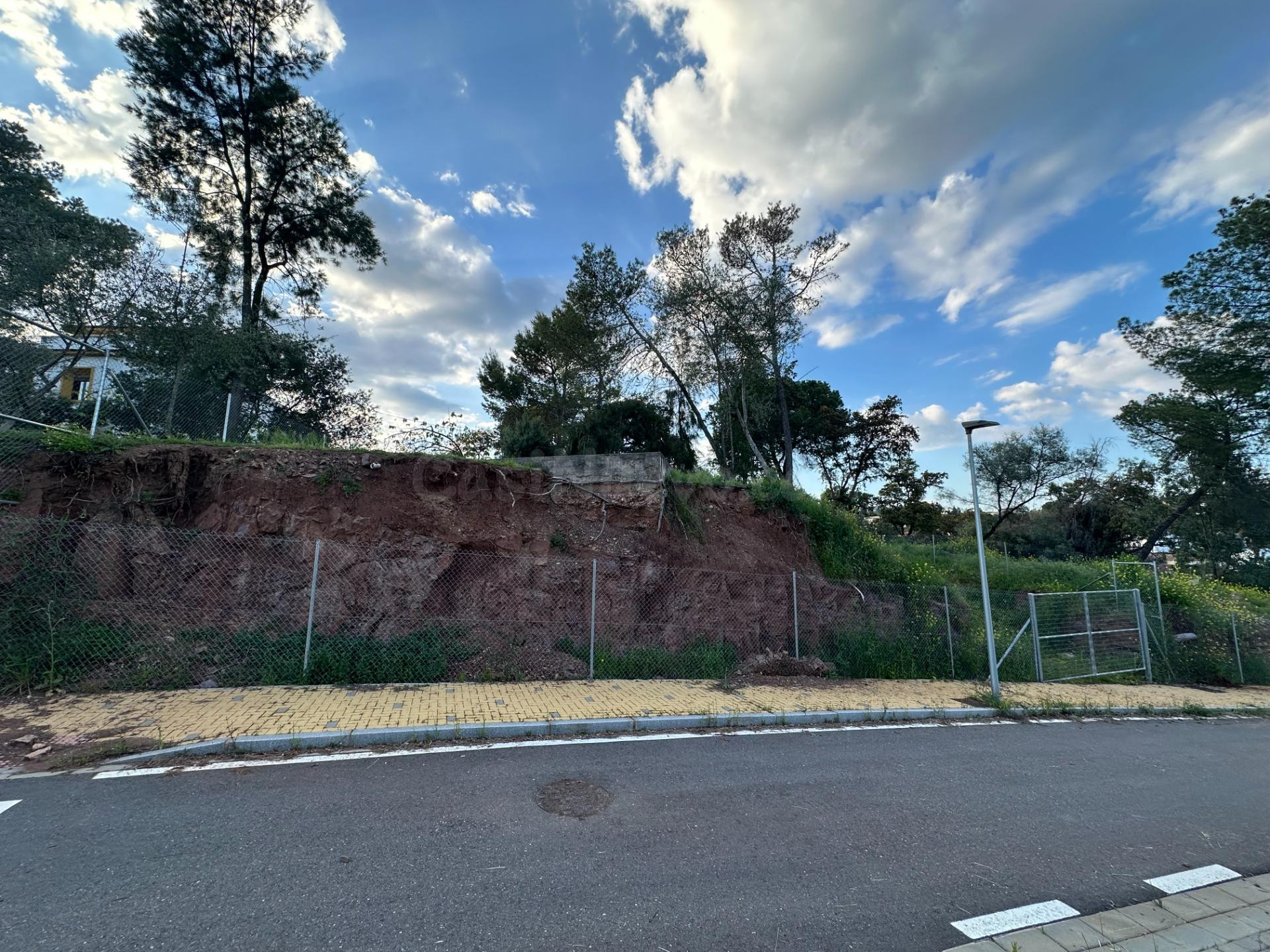 Parcela urbana de 1.290 m2 en zona Brillante – Lista para co